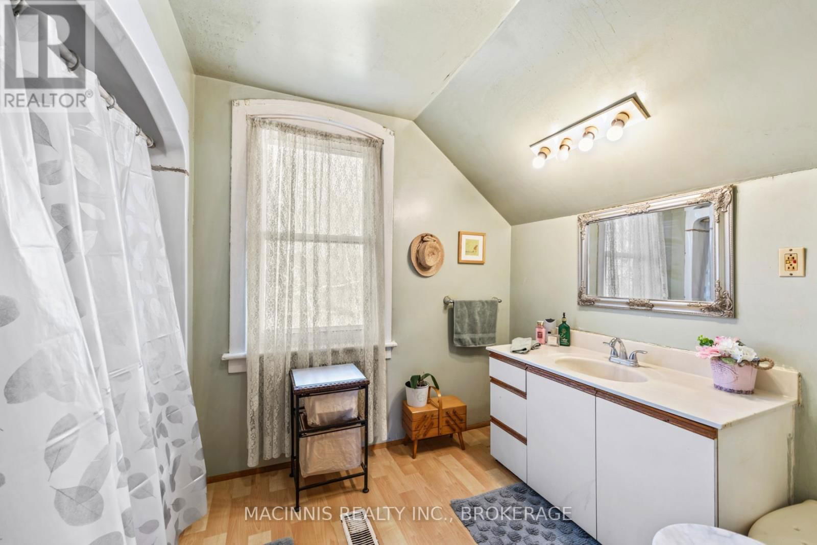 1037 MIDDLE ROAD Image 31