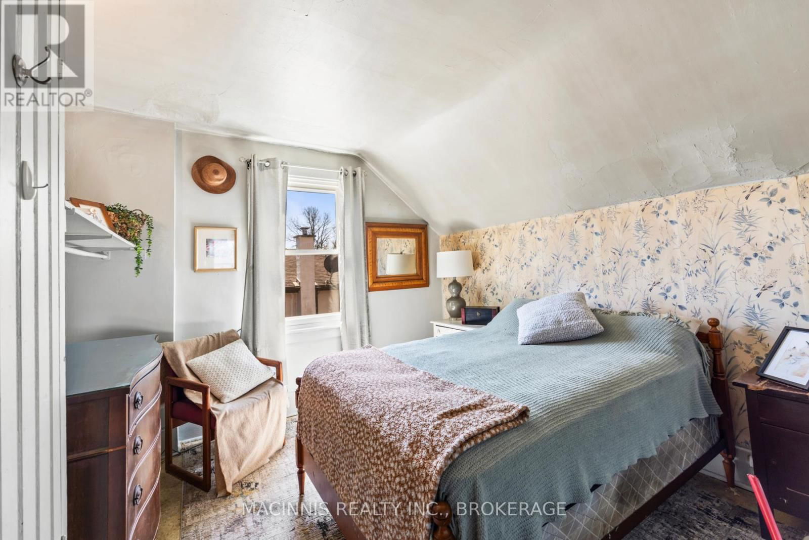 1037 MIDDLE ROAD Image 32