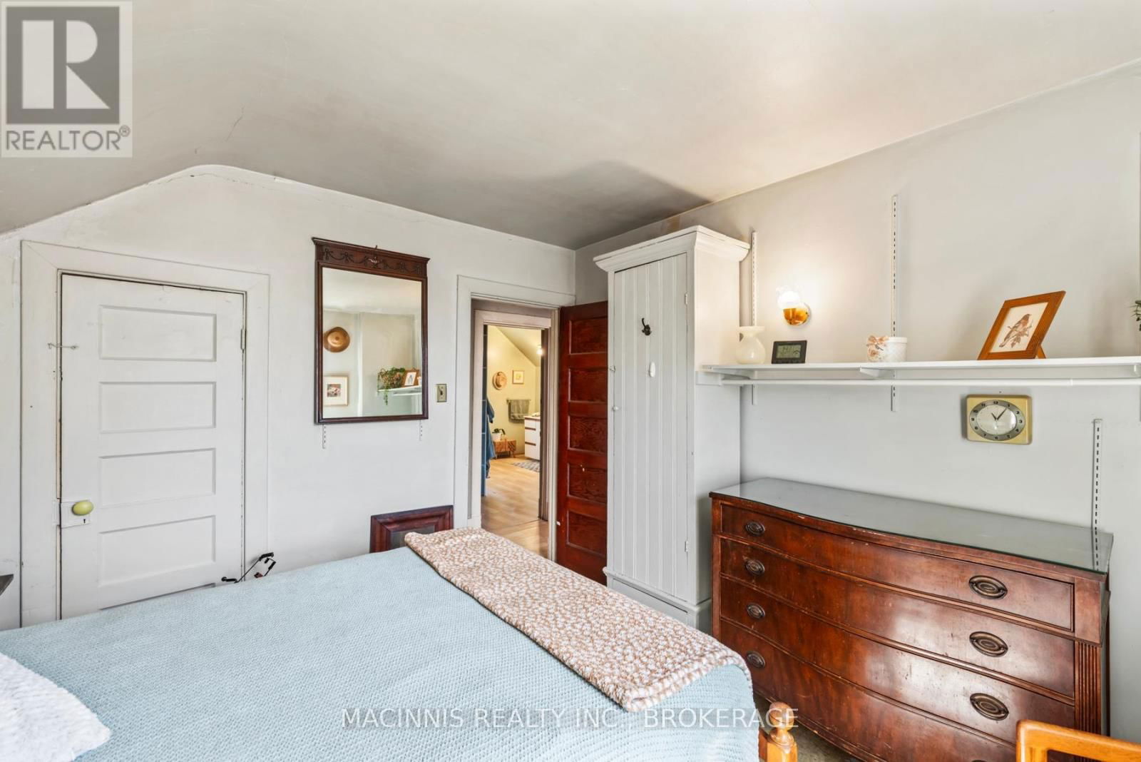 1037 MIDDLE ROAD Image 33