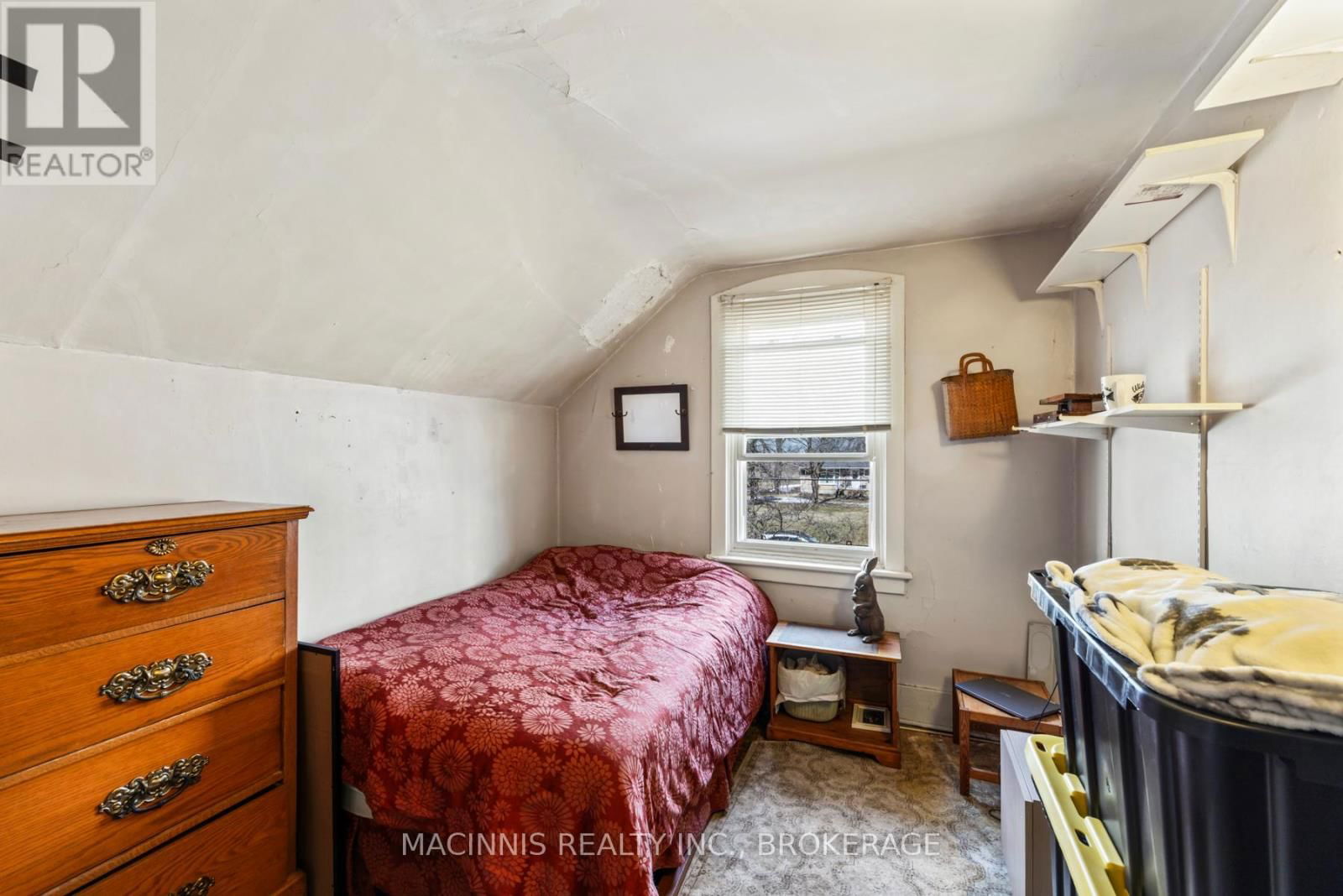 1037 MIDDLE ROAD Image 34