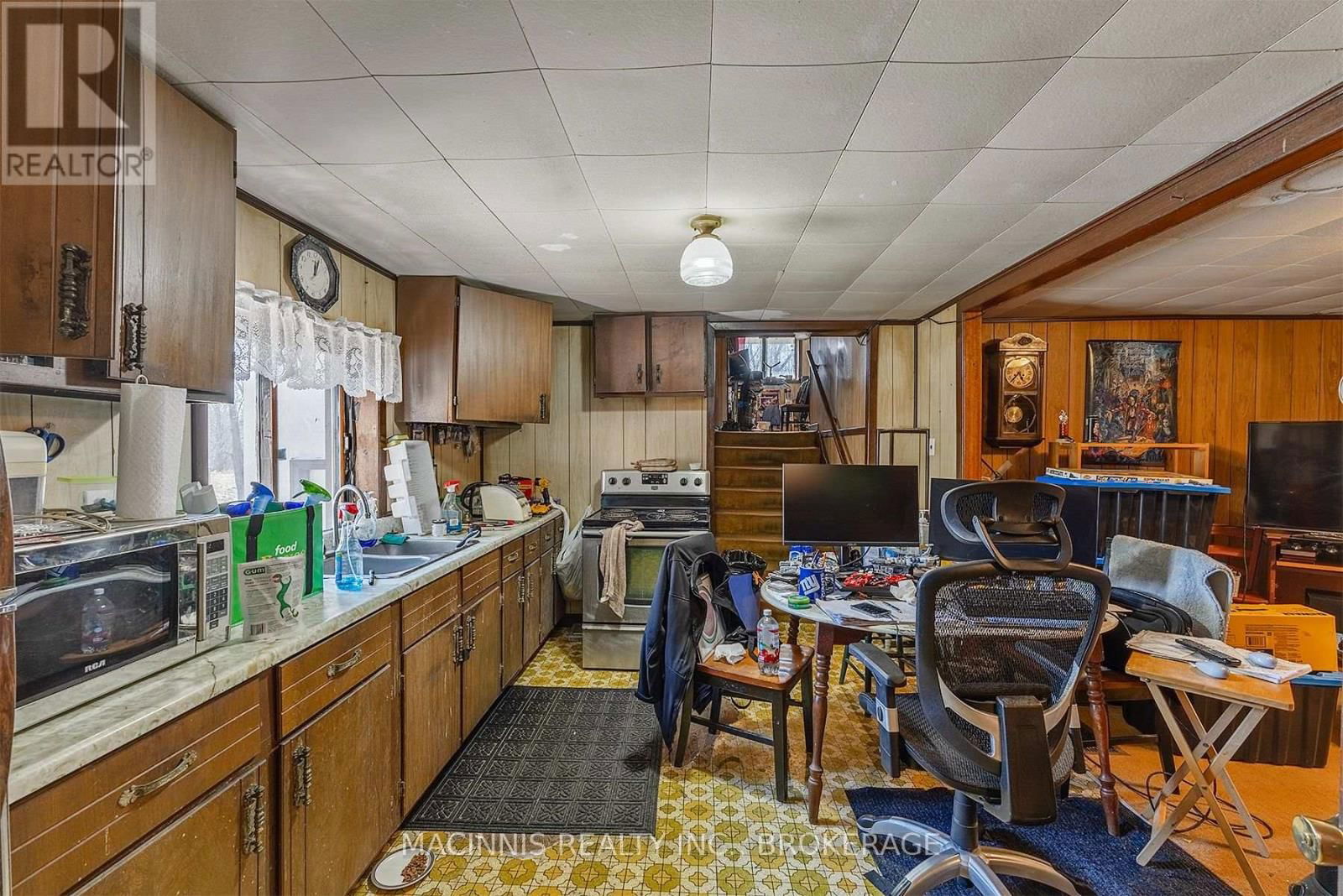 1037 MIDDLE ROAD Image 36