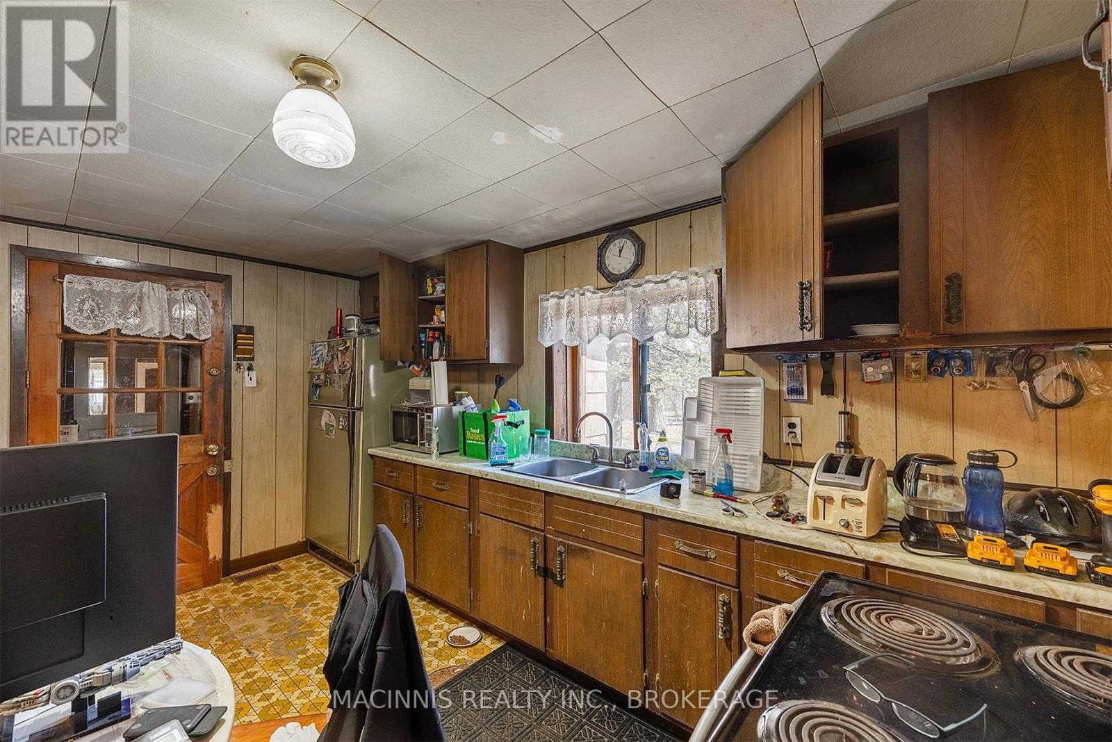 1037 MIDDLE ROAD Image 37