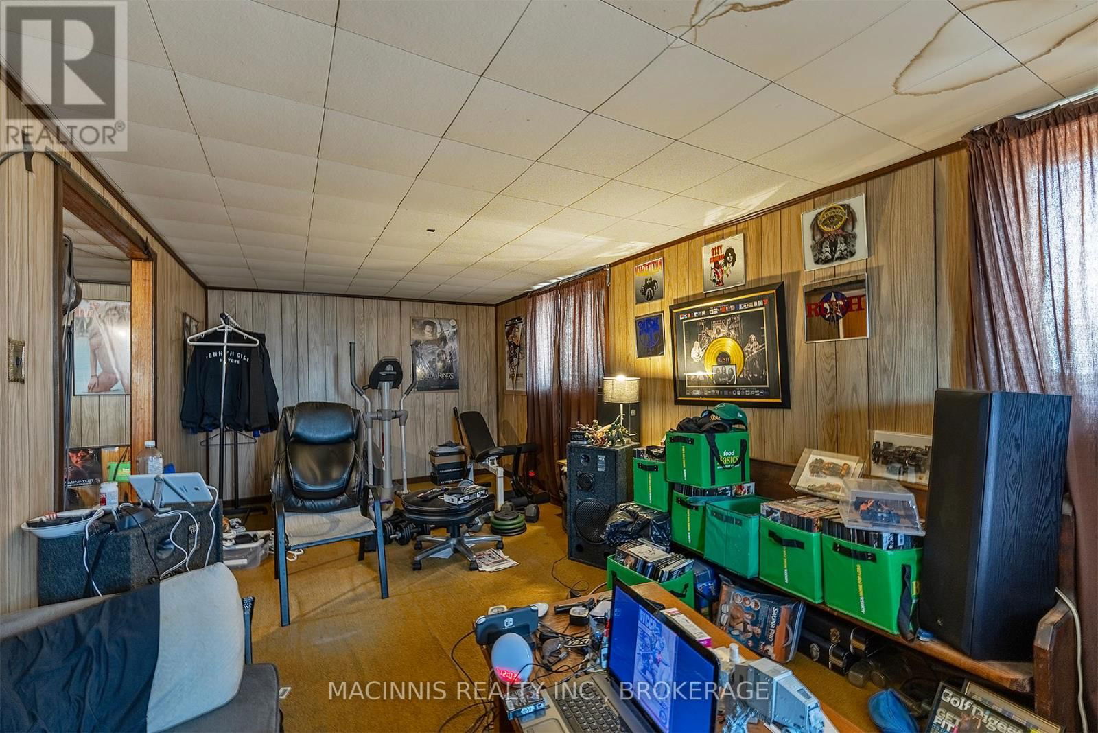 1037 MIDDLE ROAD Image 41