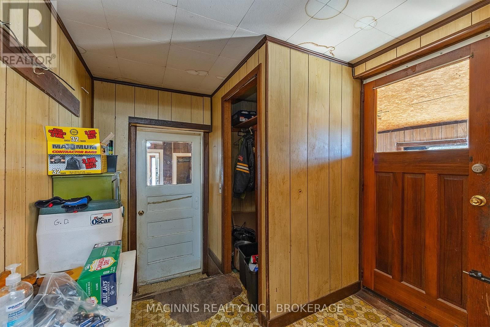 1037 MIDDLE ROAD Image 43