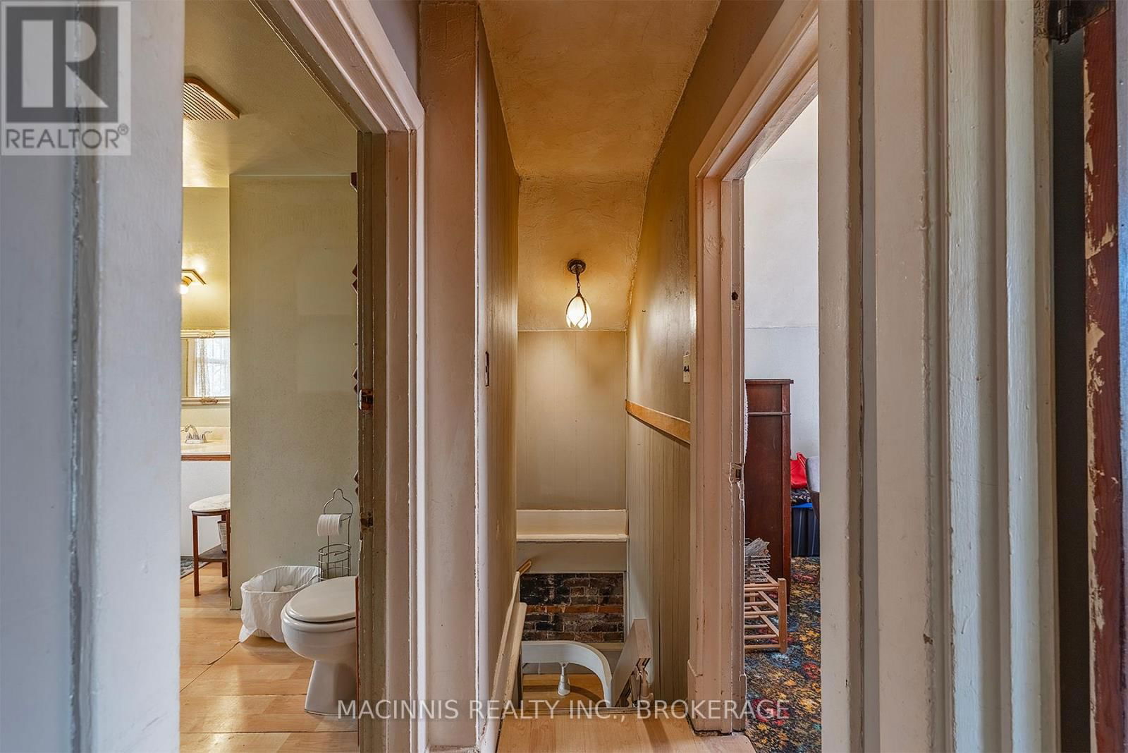 1037 MIDDLE ROAD Image 44