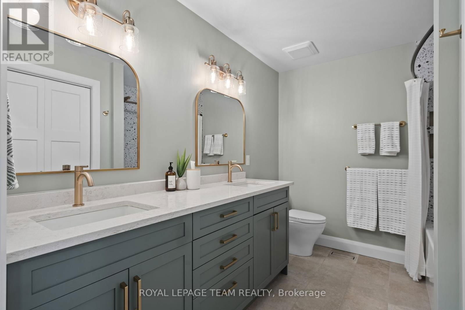 1056 HEENAN TERRACE Image 32