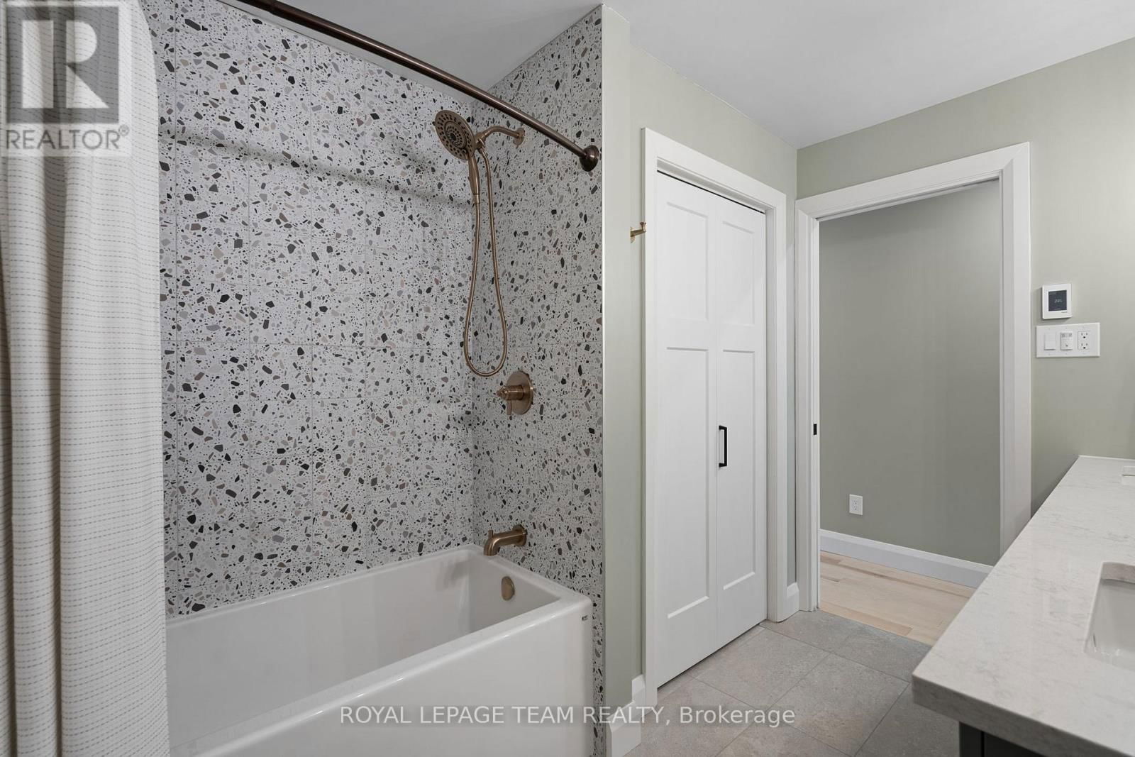 1056 HEENAN TERRACE Image 33