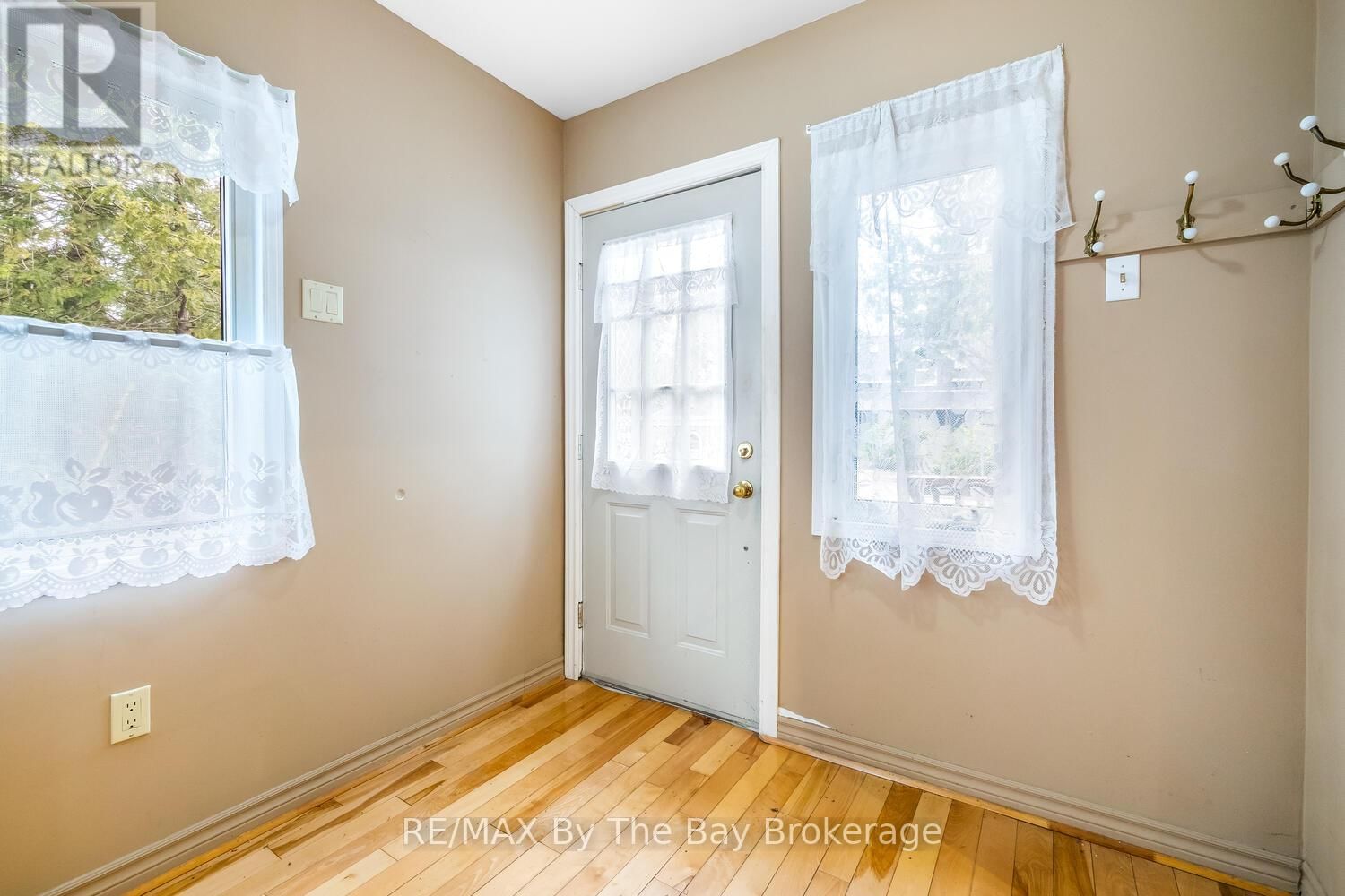 1120 KING EDWARD AVENUE Image 28