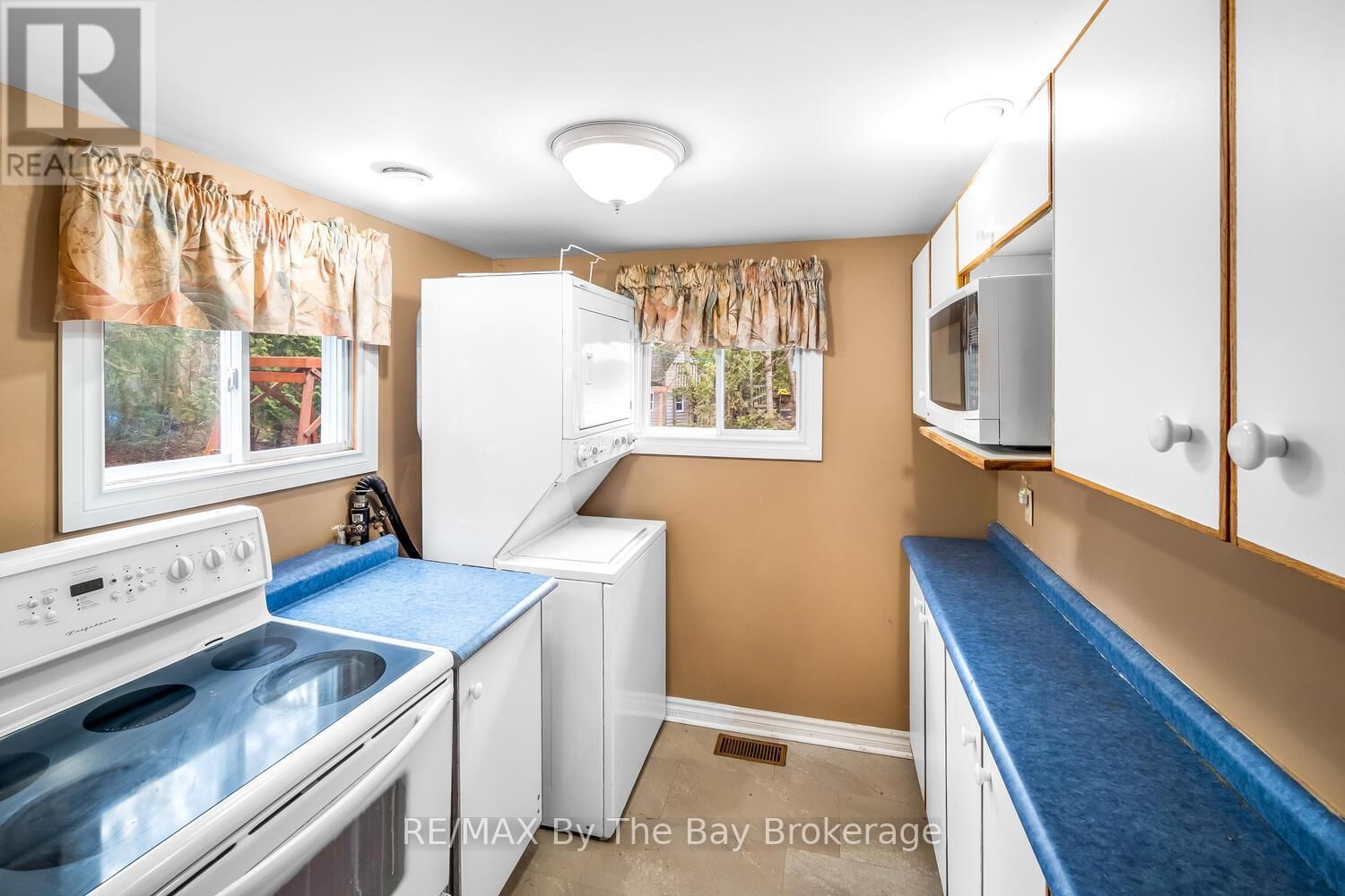 1120 KING EDWARD AVENUE Image 33