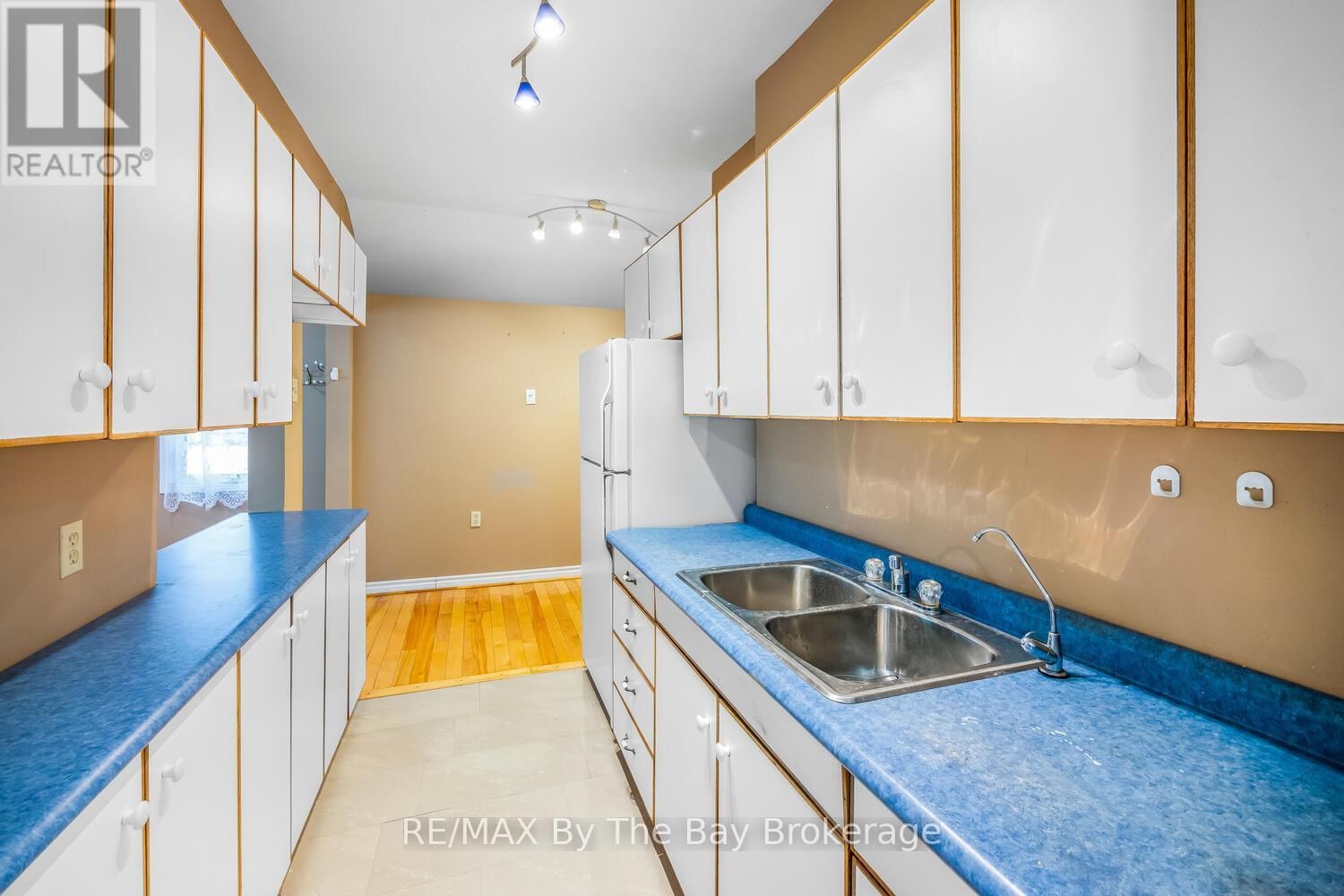 1120 KING EDWARD AVENUE Image 34