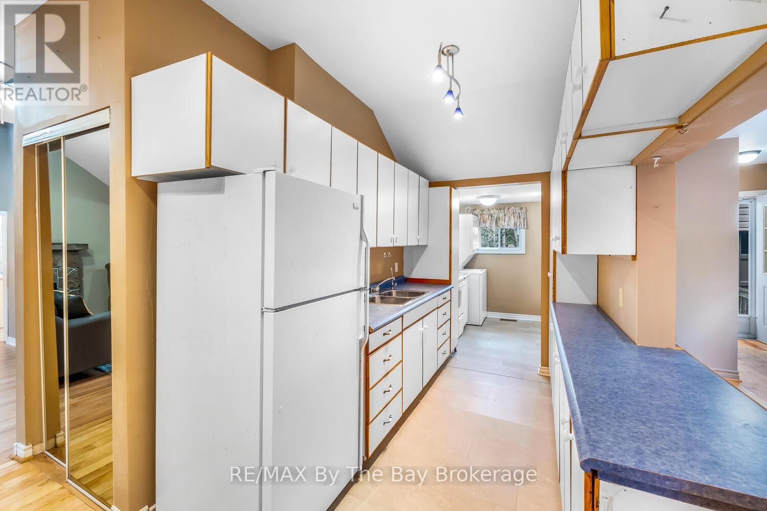 1120 KING EDWARD AVENUE Image 35