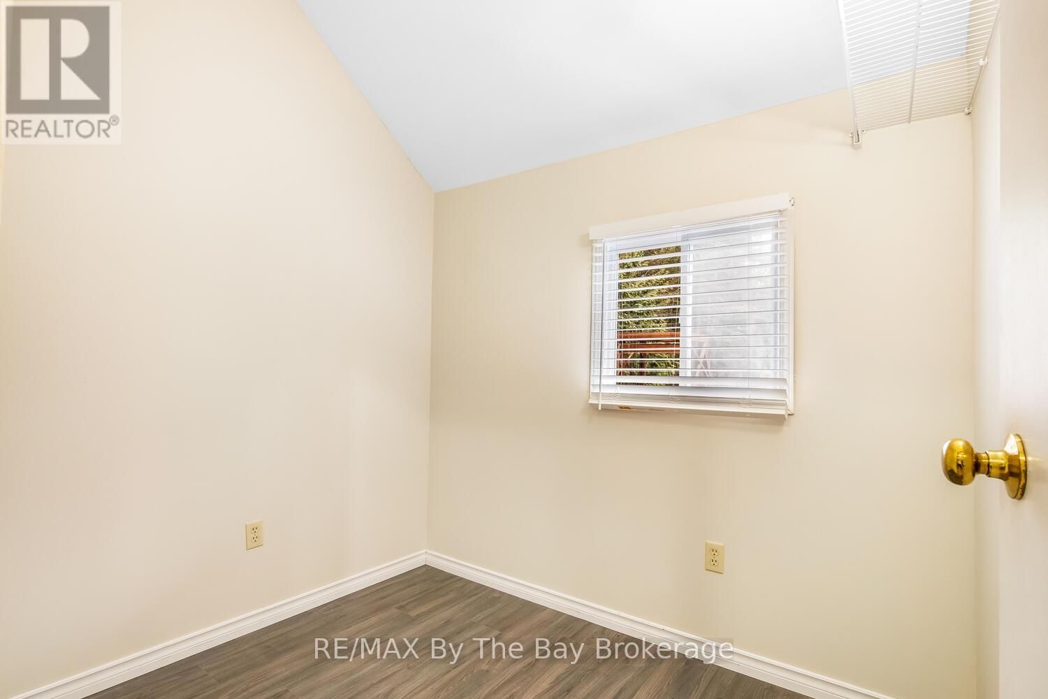 1120 KING EDWARD AVENUE Image 40