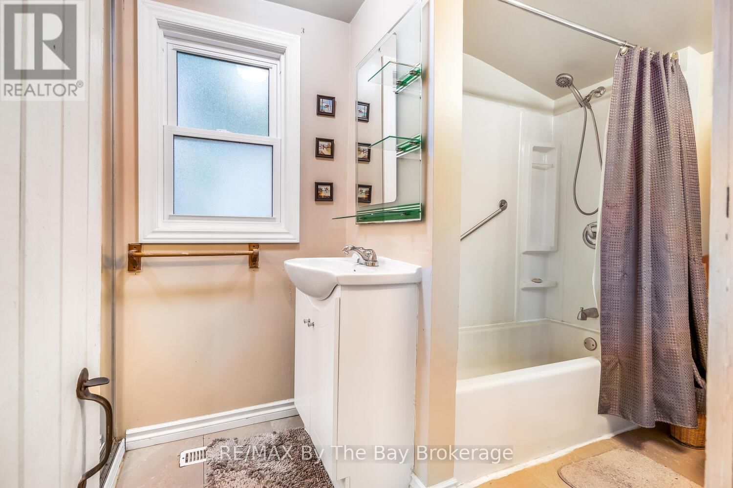 1120 KING EDWARD AVENUE Image 41