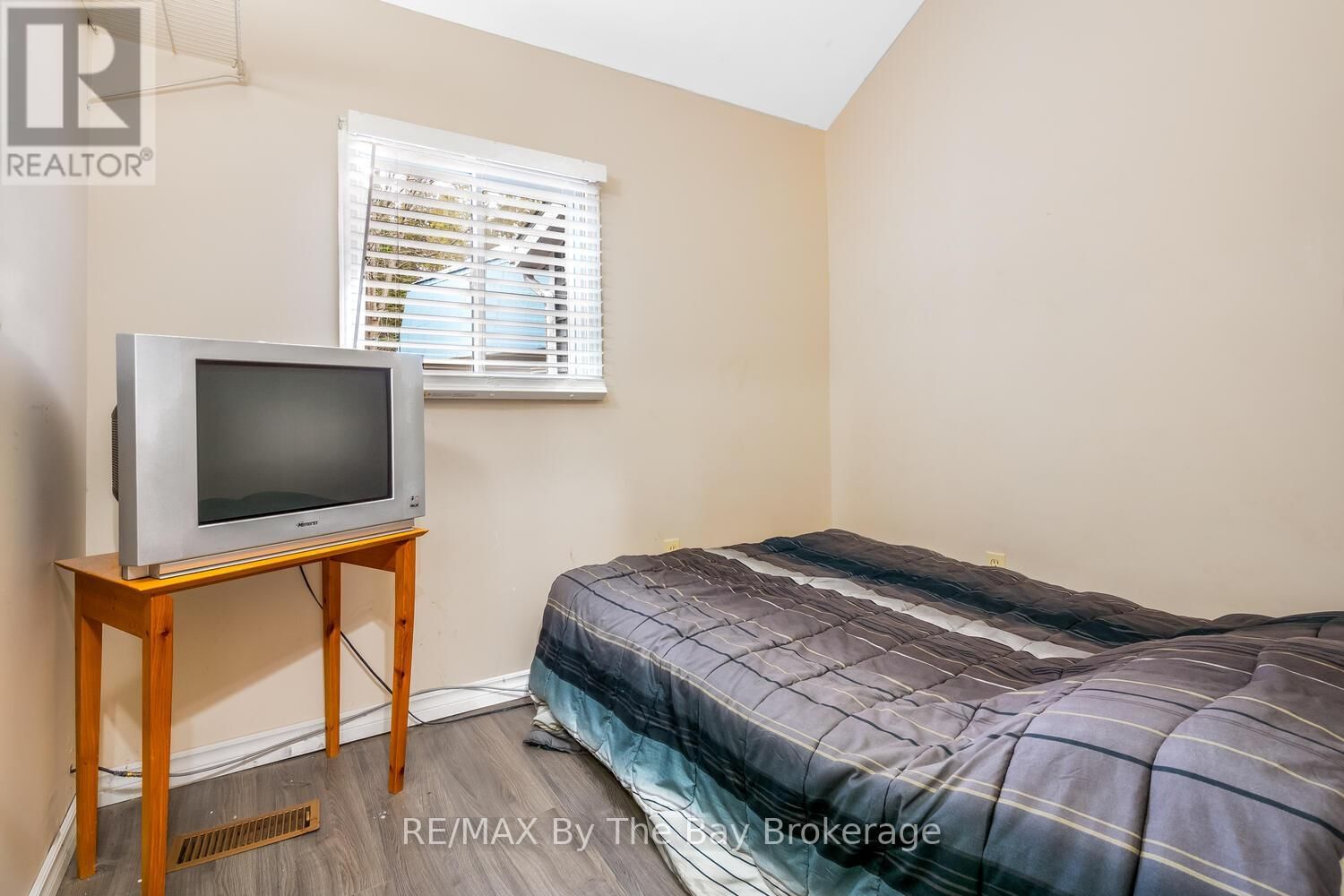 1120 KING EDWARD AVENUE Image 42