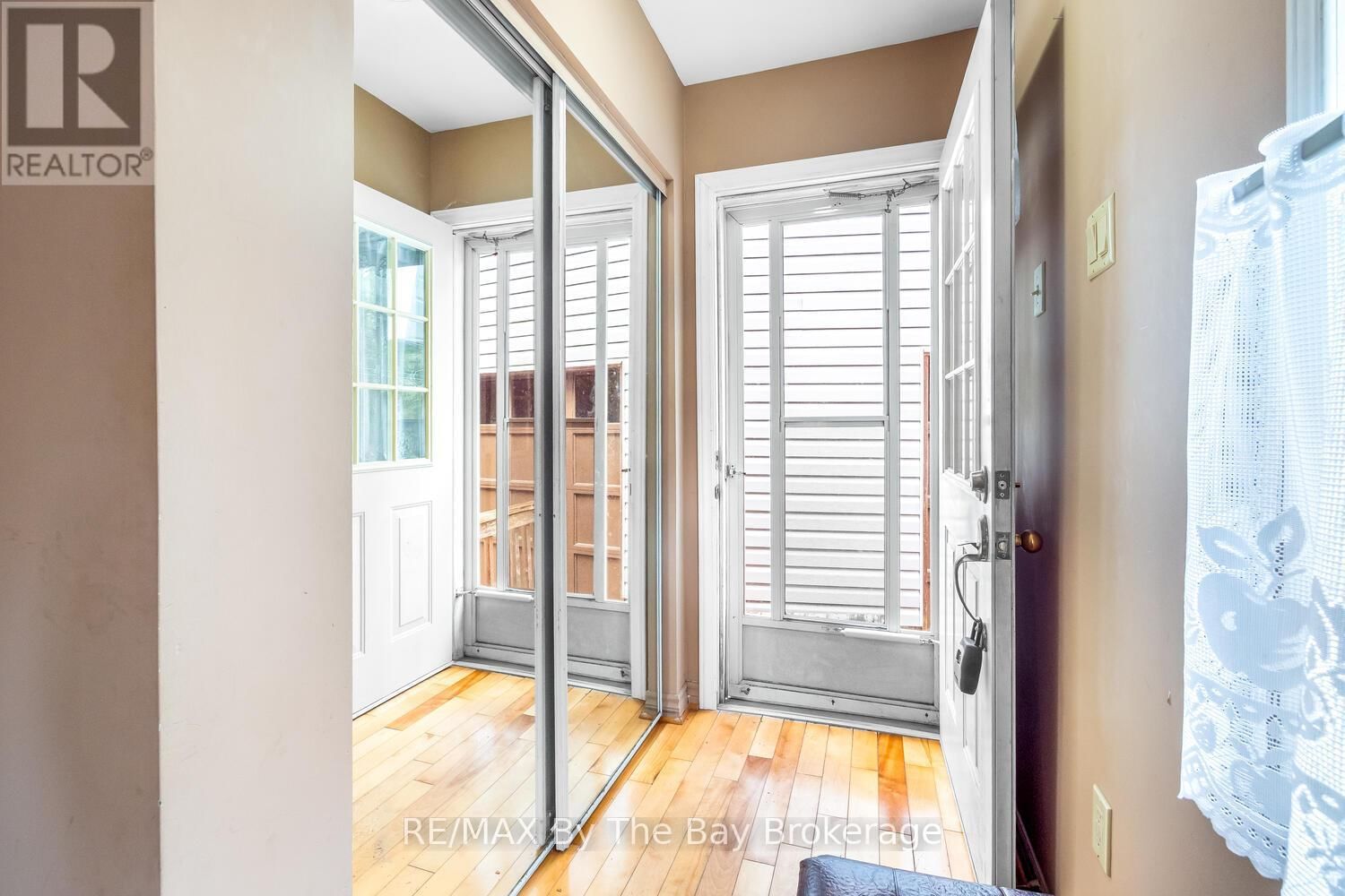 1120 KING EDWARD AVENUE Image 44