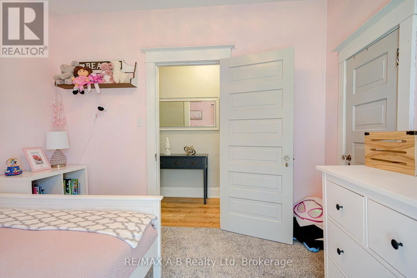 2 LOVEYS STREET EAST Image 37