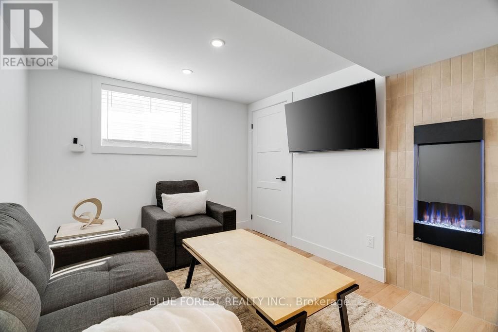 3 UPCOTT CRESCENT Image 32
