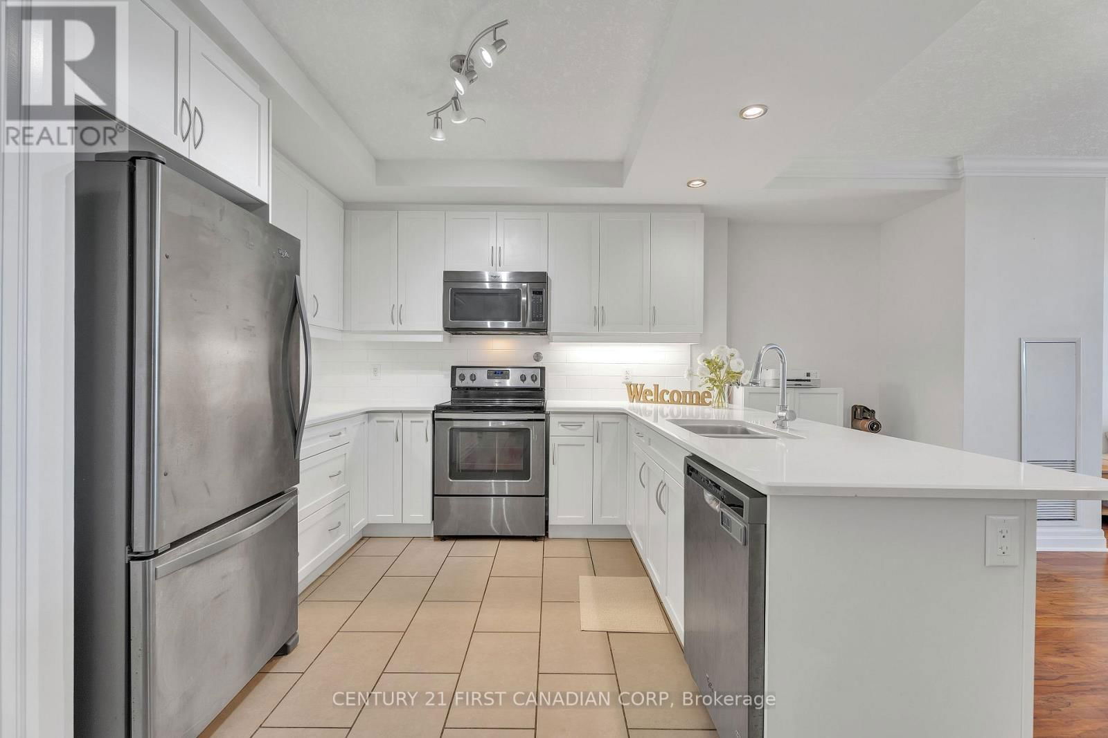 812 - 240 VILLAGEWALK BOULEVARD Image 11