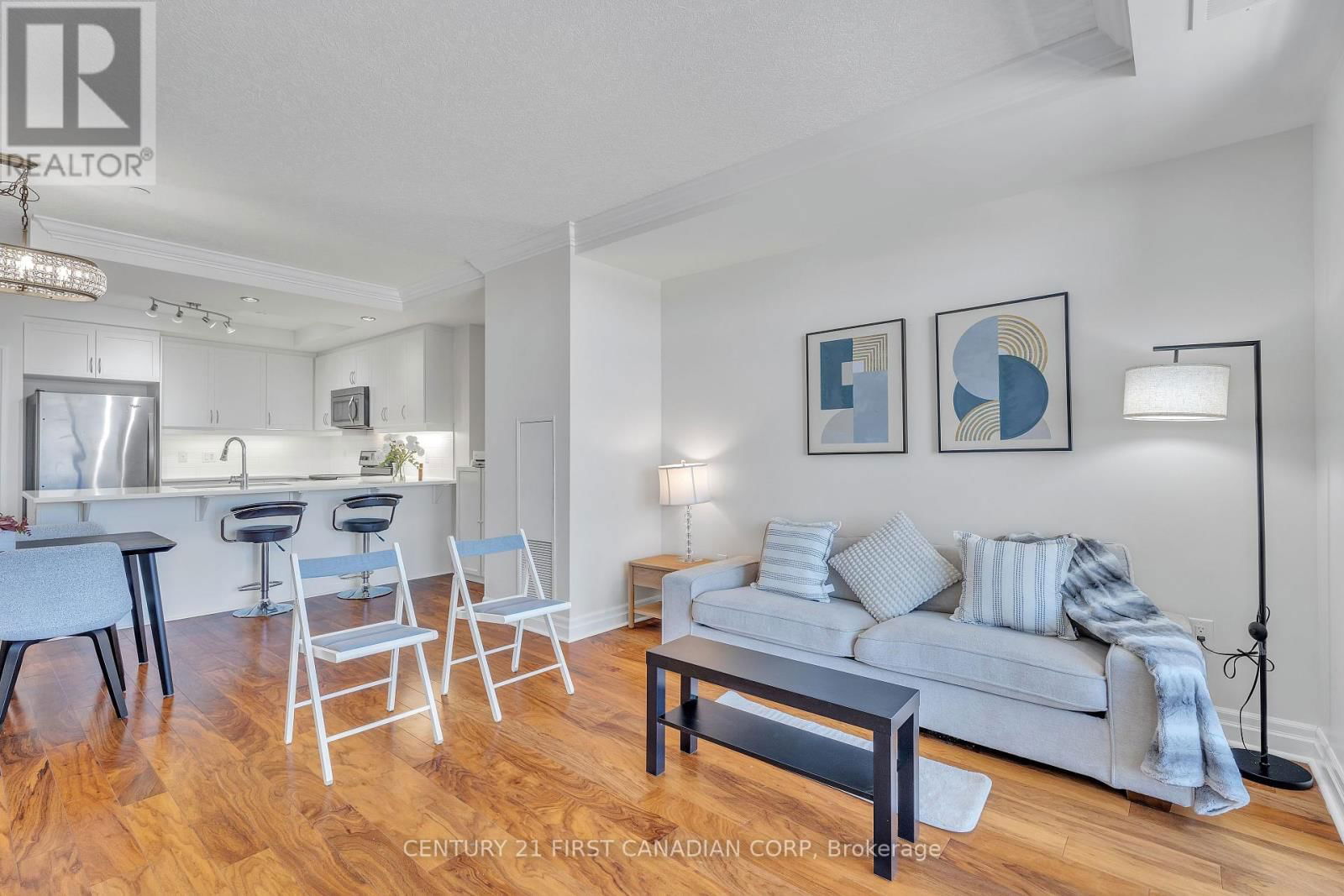 812 - 240 VILLAGEWALK BOULEVARD Image 15