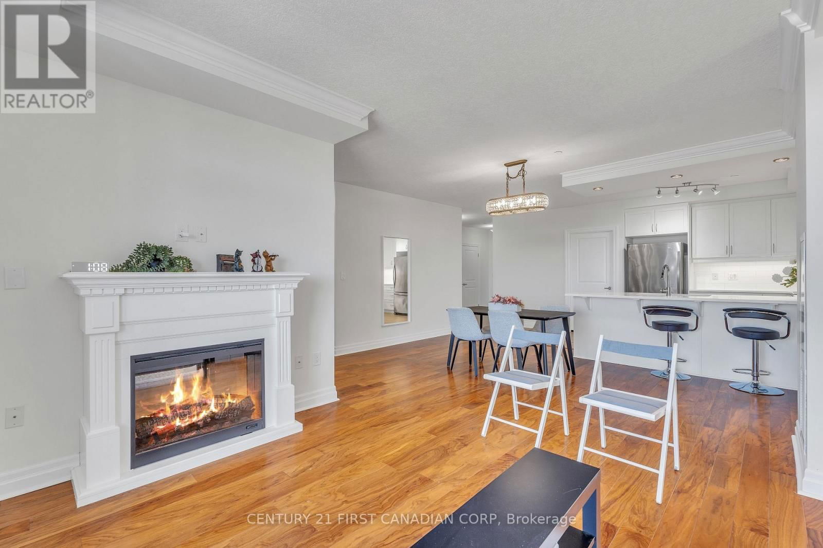 812 - 240 VILLAGEWALK BOULEVARD Image 17