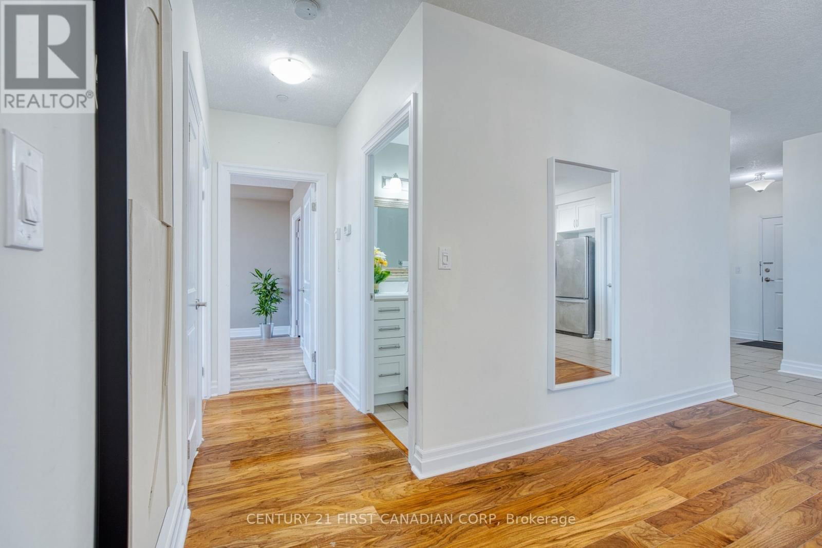 812 - 240 VILLAGEWALK BOULEVARD Image 18