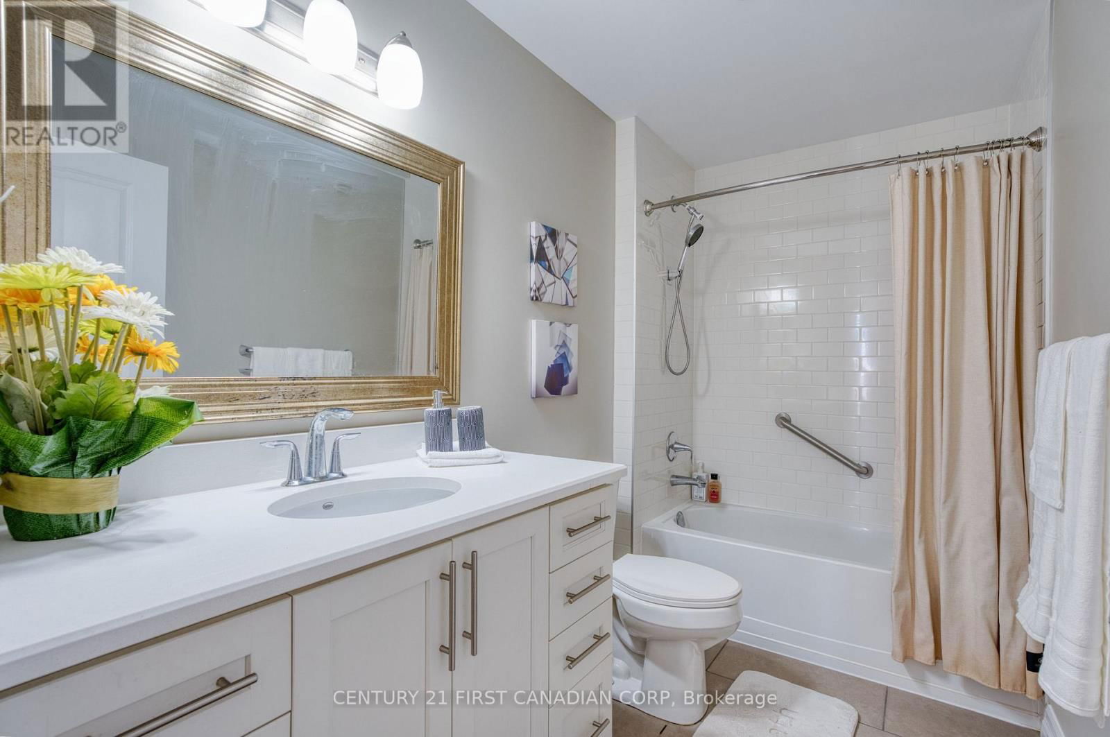 812 - 240 VILLAGEWALK BOULEVARD Image 19