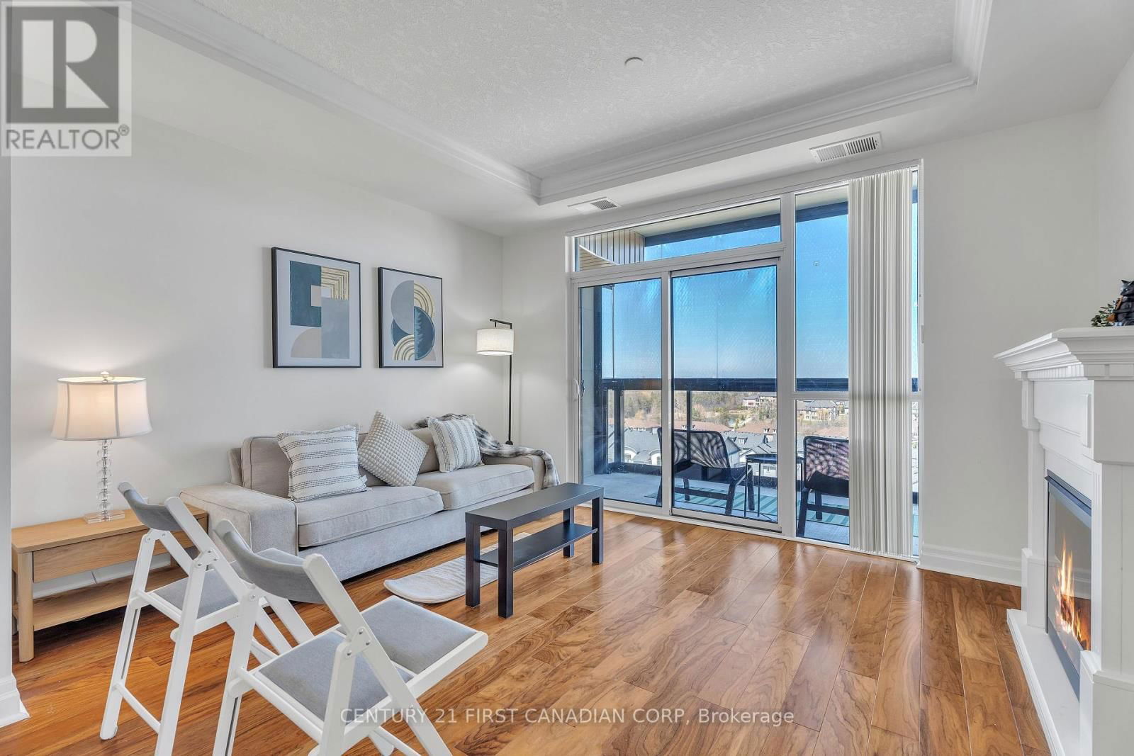 812 - 240 VILLAGEWALK BOULEVARD Image 2