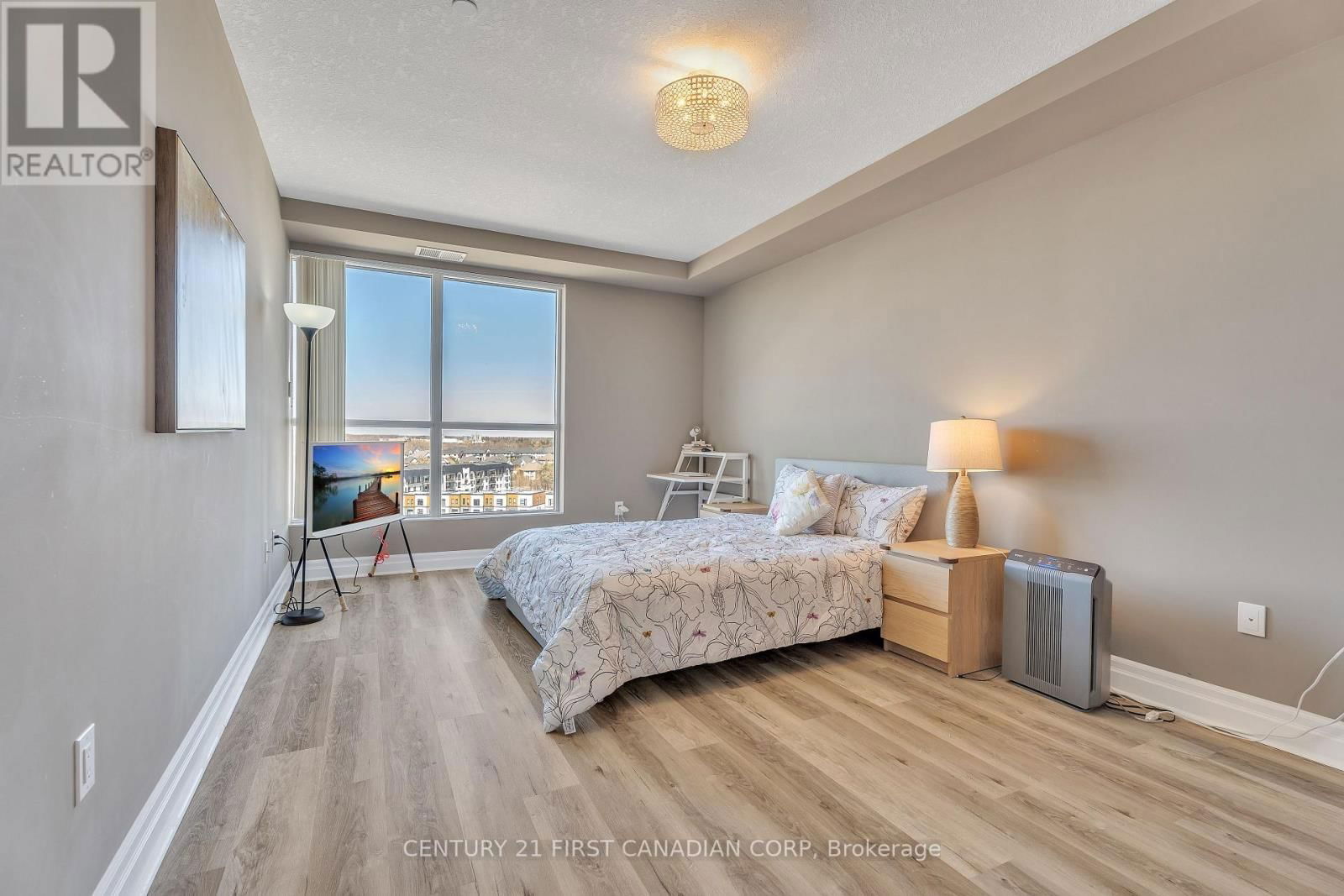 812 - 240 VILLAGEWALK BOULEVARD Image 20