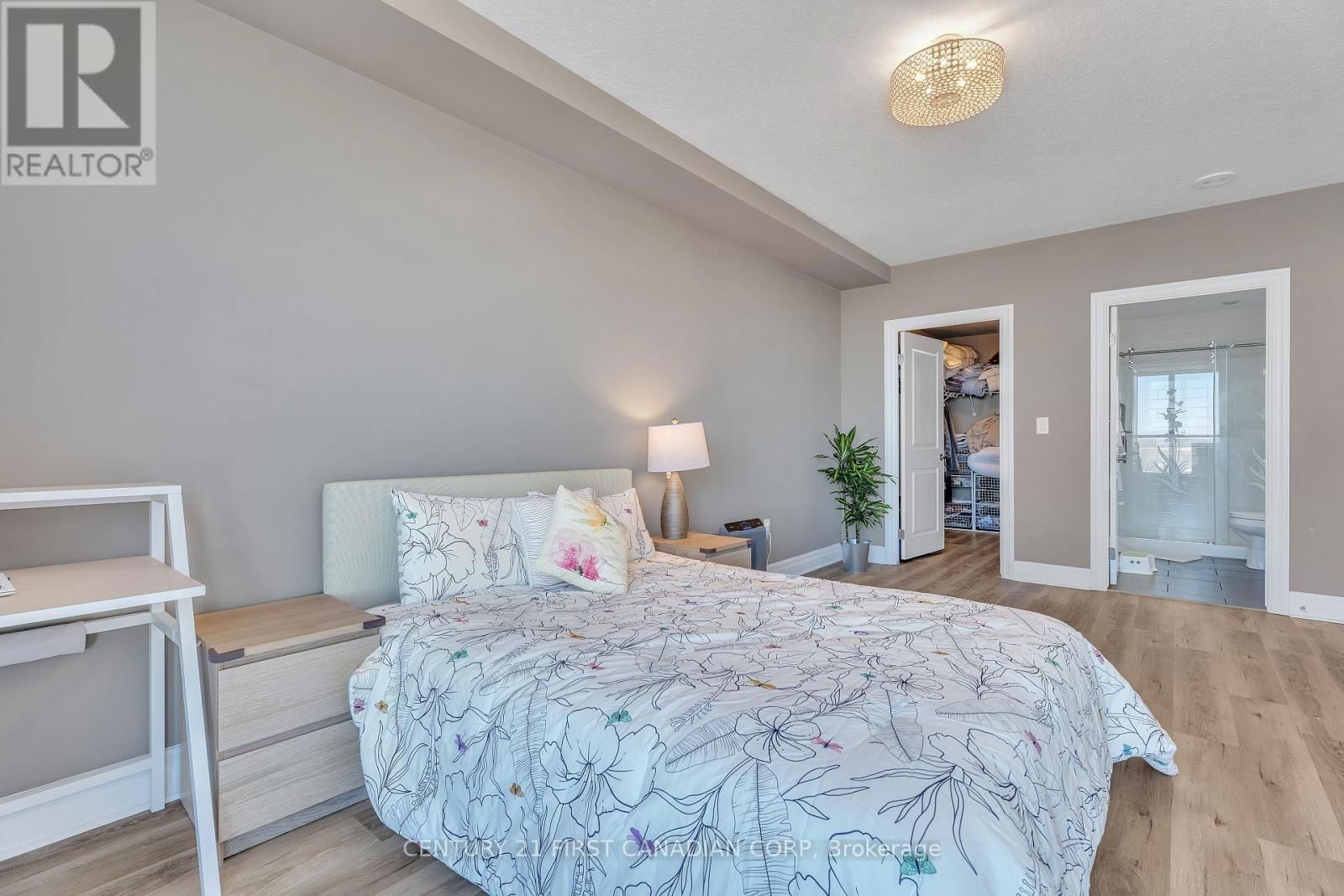 812 - 240 VILLAGEWALK BOULEVARD Image 21
