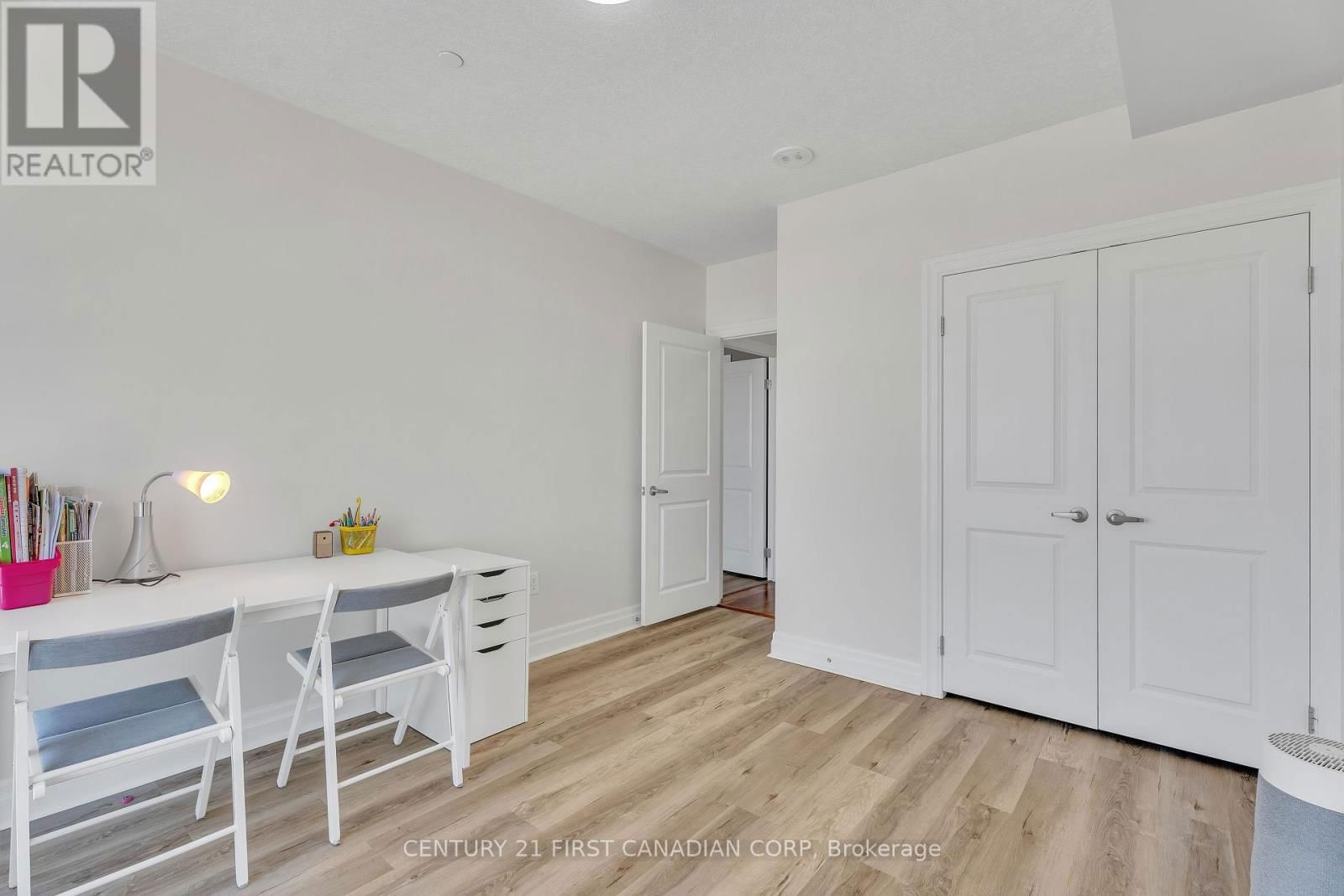 812 - 240 VILLAGEWALK BOULEVARD Image 25