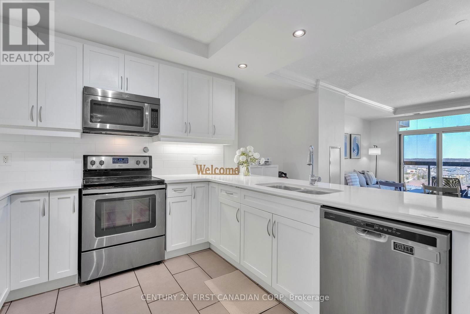 812 - 240 VILLAGEWALK BOULEVARD Image 3