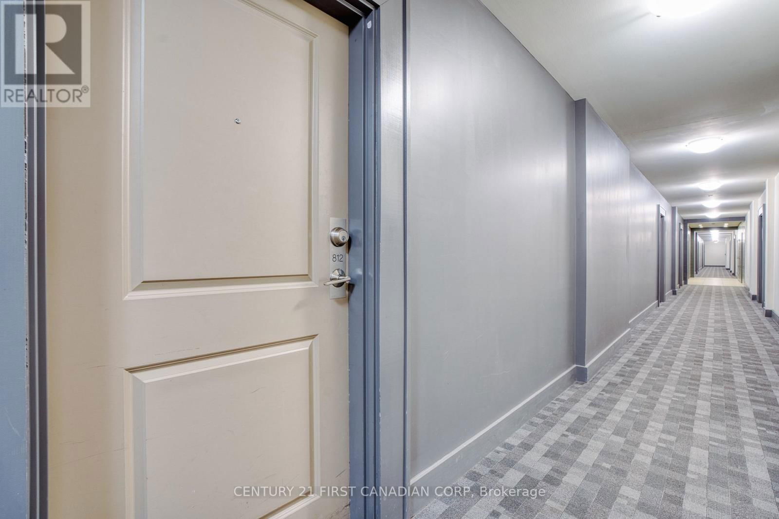 812 - 240 VILLAGEWALK BOULEVARD Image 5