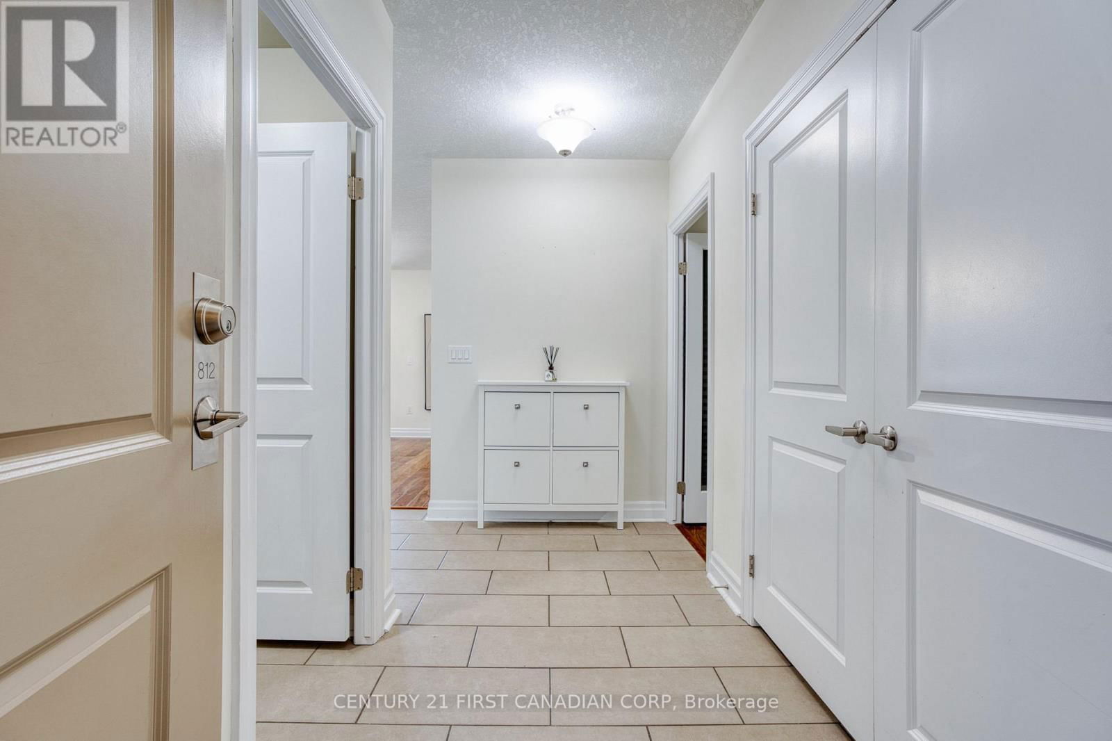 812 - 240 VILLAGEWALK BOULEVARD Image 6