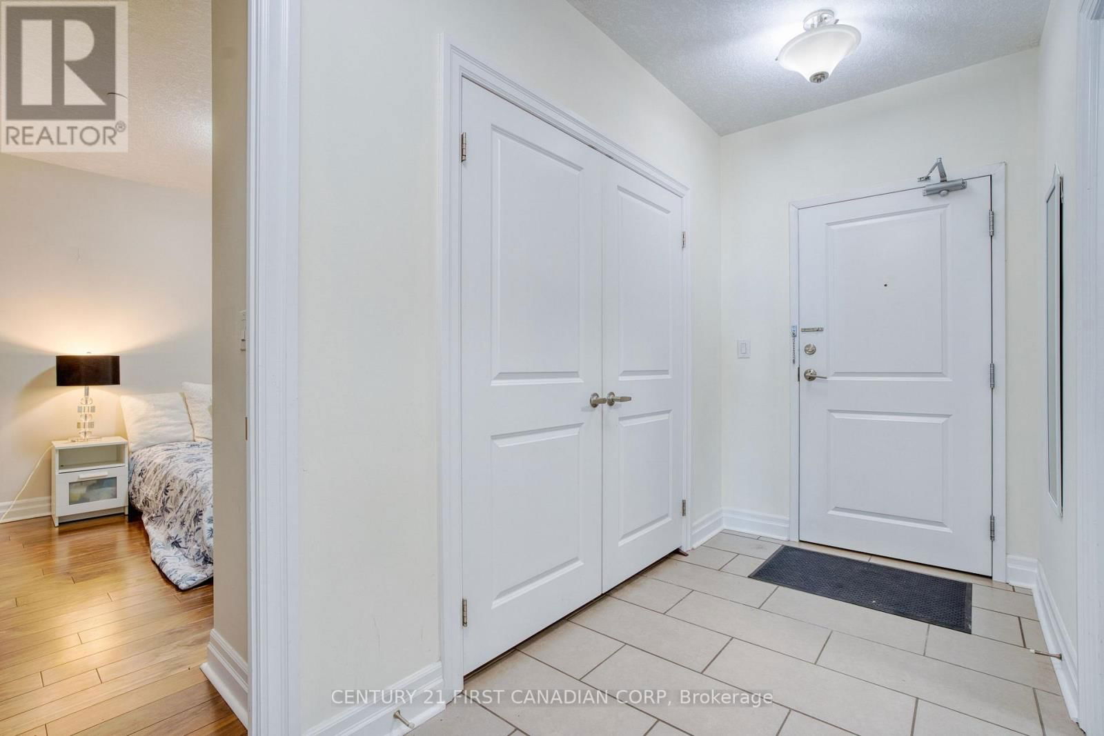 812 - 240 VILLAGEWALK BOULEVARD Image 7