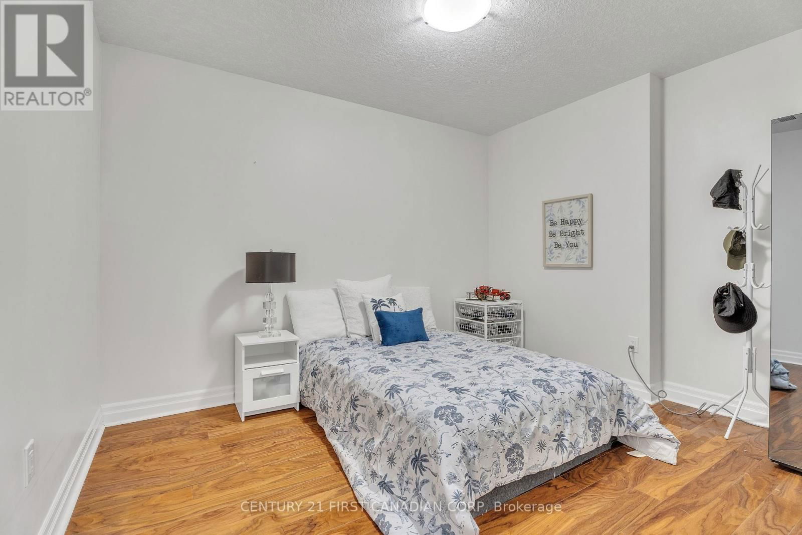 812 - 240 VILLAGEWALK BOULEVARD Image 8
