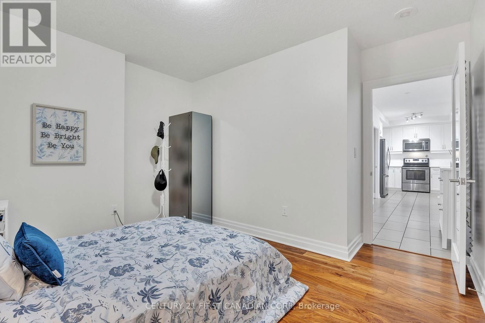 812 - 240 VILLAGEWALK BOULEVARD Image 9
