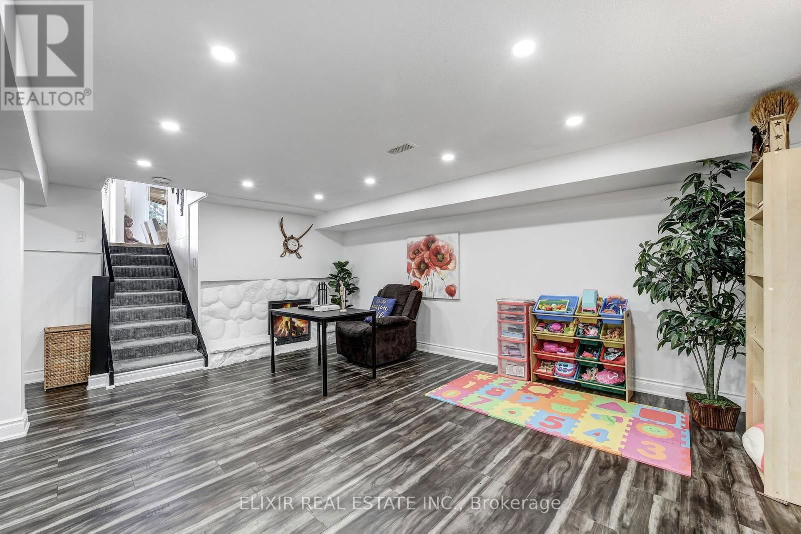53 WINDING WAY Image 30