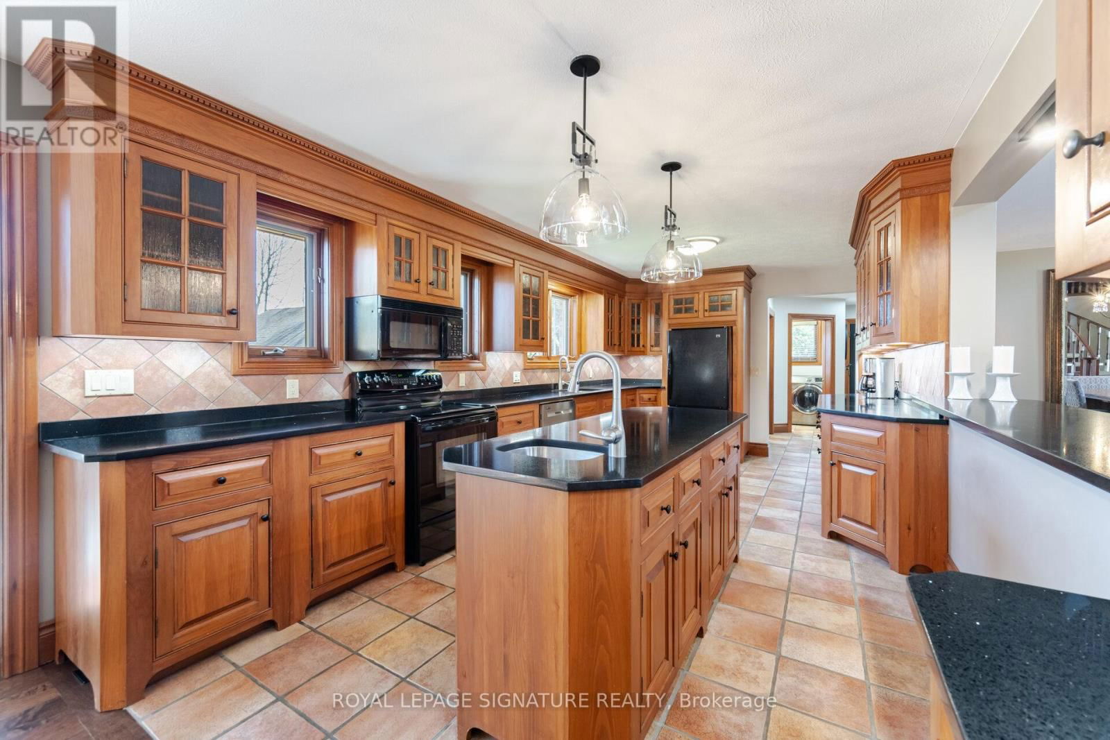 587 HILLCREST ROAD Image 10