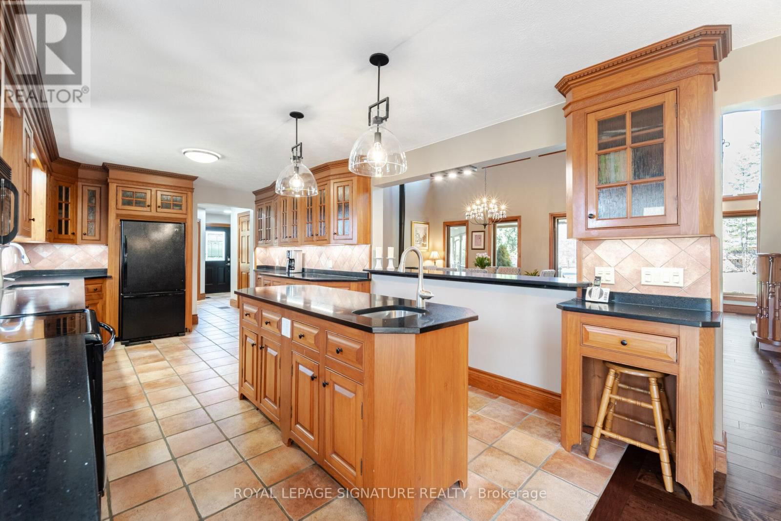 587 HILLCREST ROAD Image 11