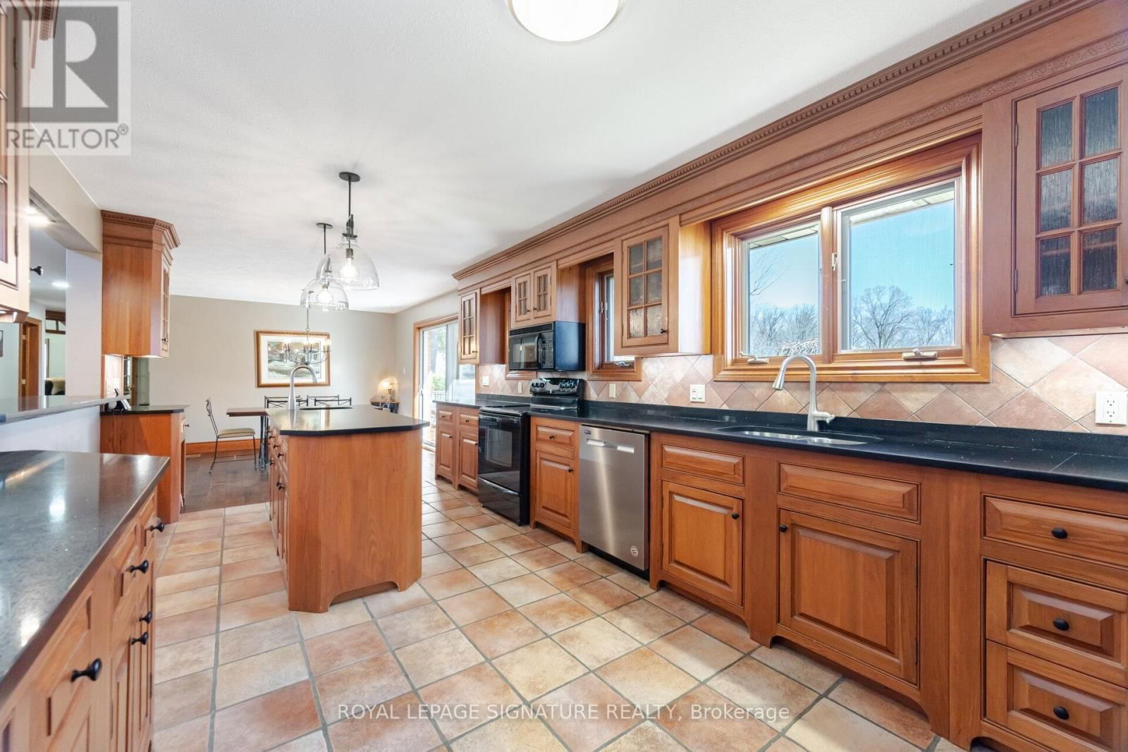 587 HILLCREST ROAD Image 12