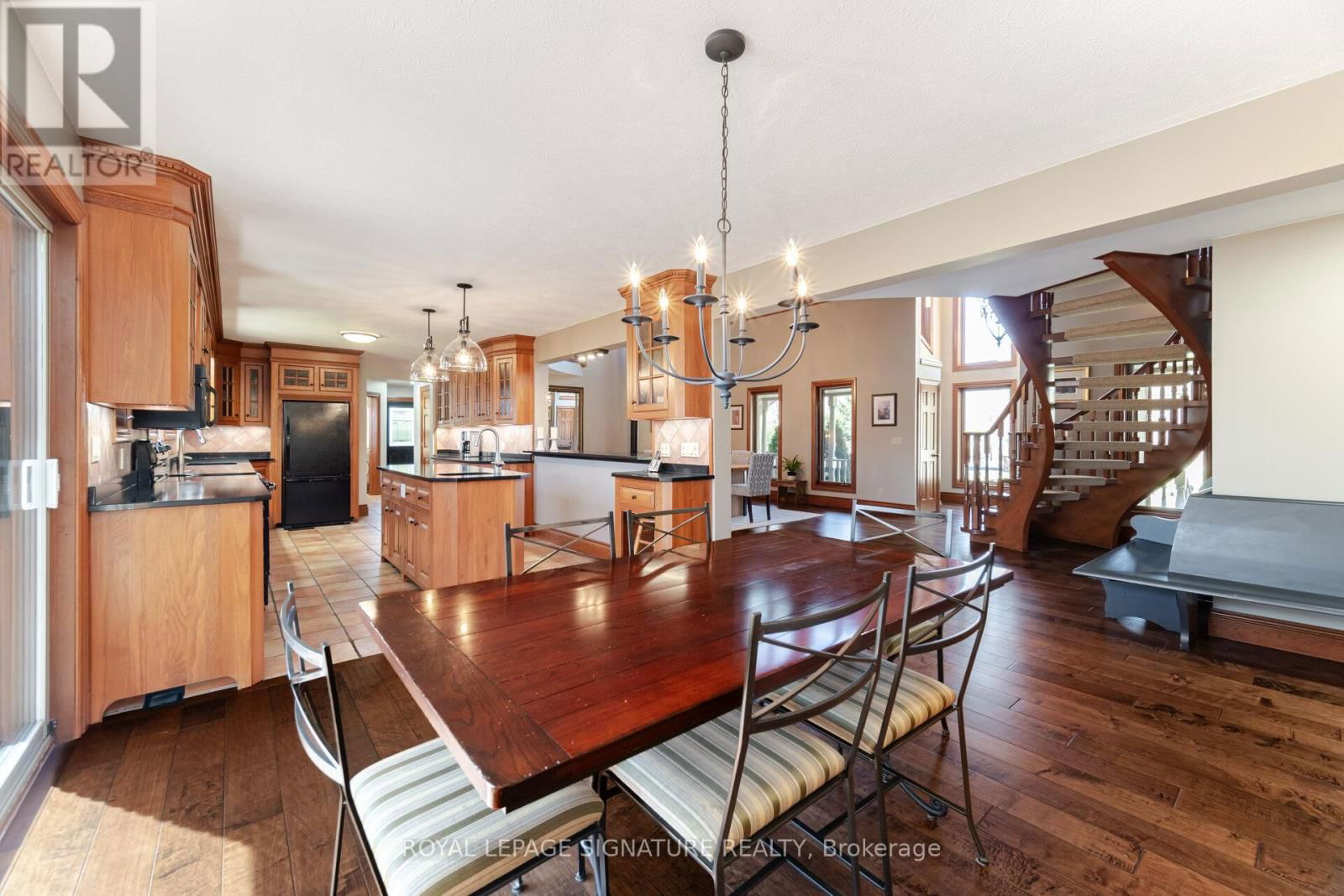 587 HILLCREST ROAD Image 9