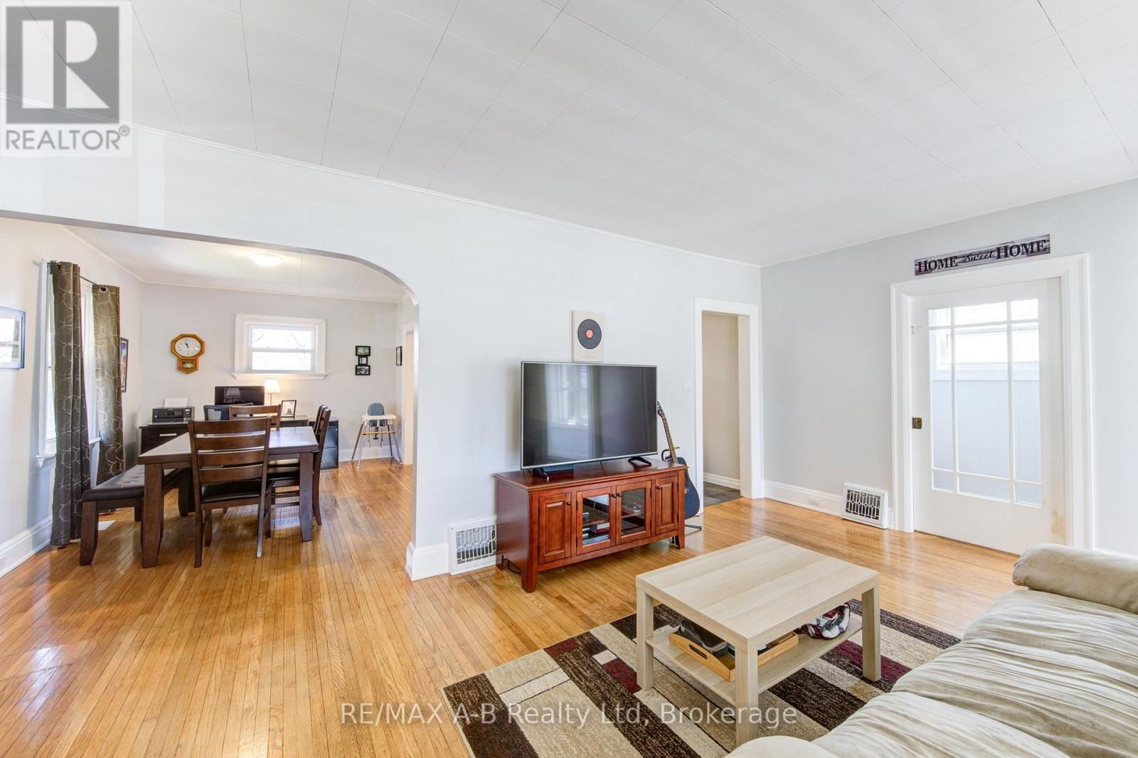 108 LOVEYS STREET EAST Image 10