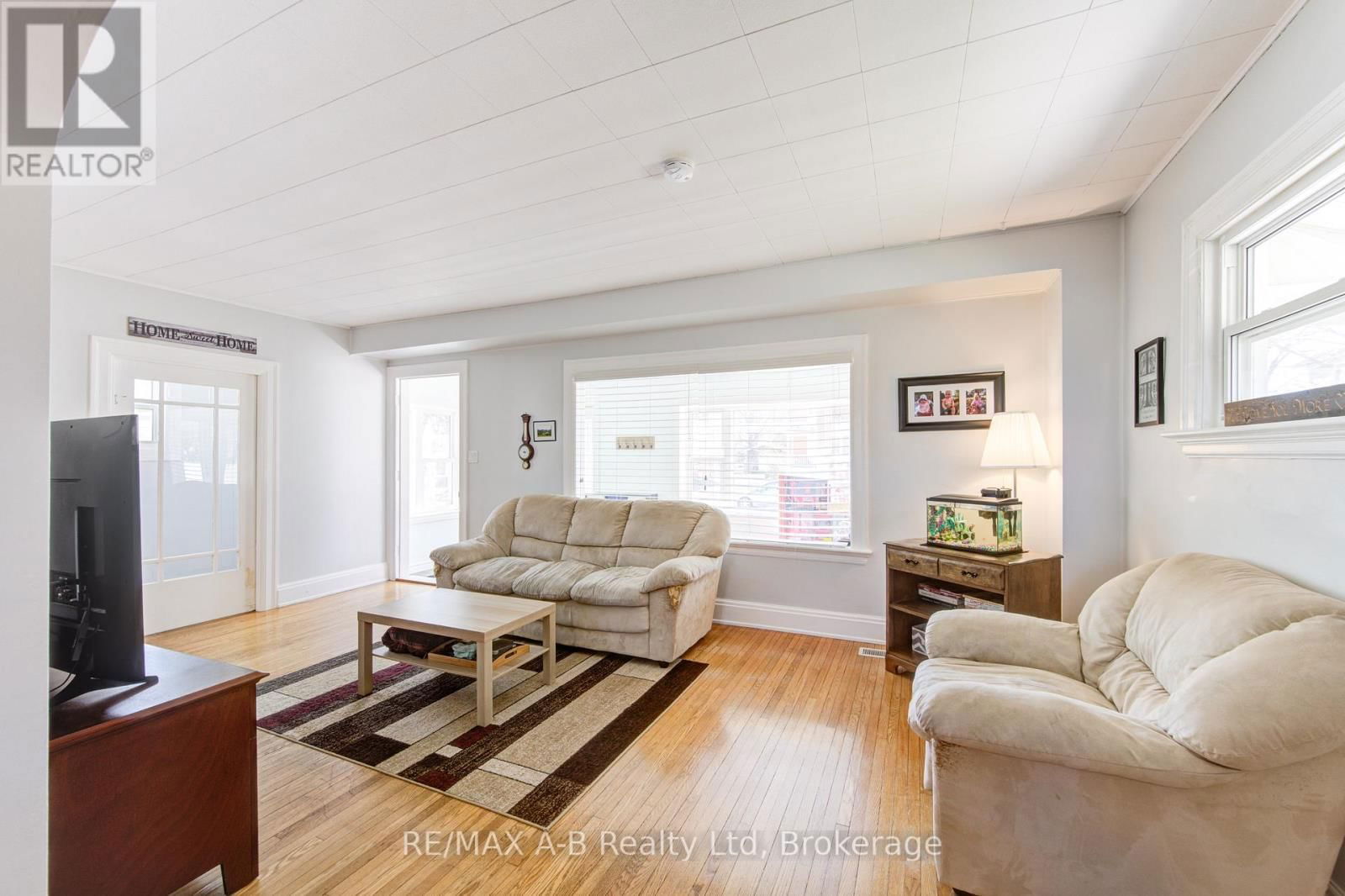 108 LOVEYS STREET EAST Image 11