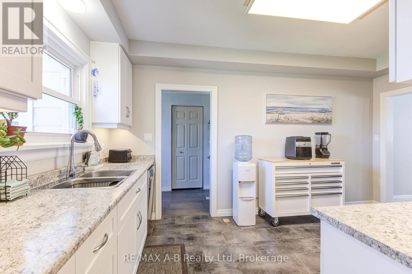108 LOVEYS STREET EAST Image 14