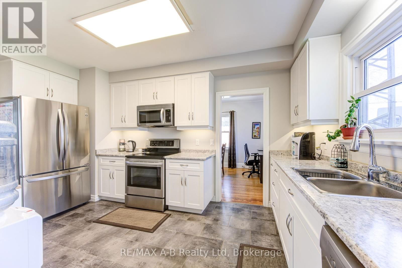 108 LOVEYS STREET EAST Image 15