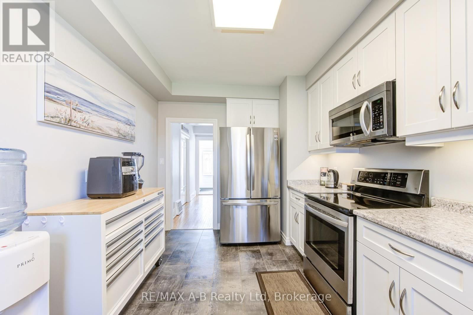 108 LOVEYS STREET EAST Image 16