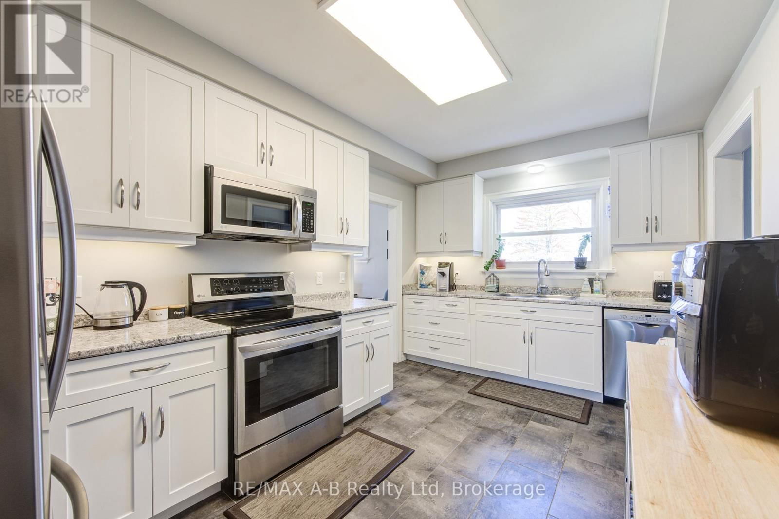 108 LOVEYS STREET EAST Image 17