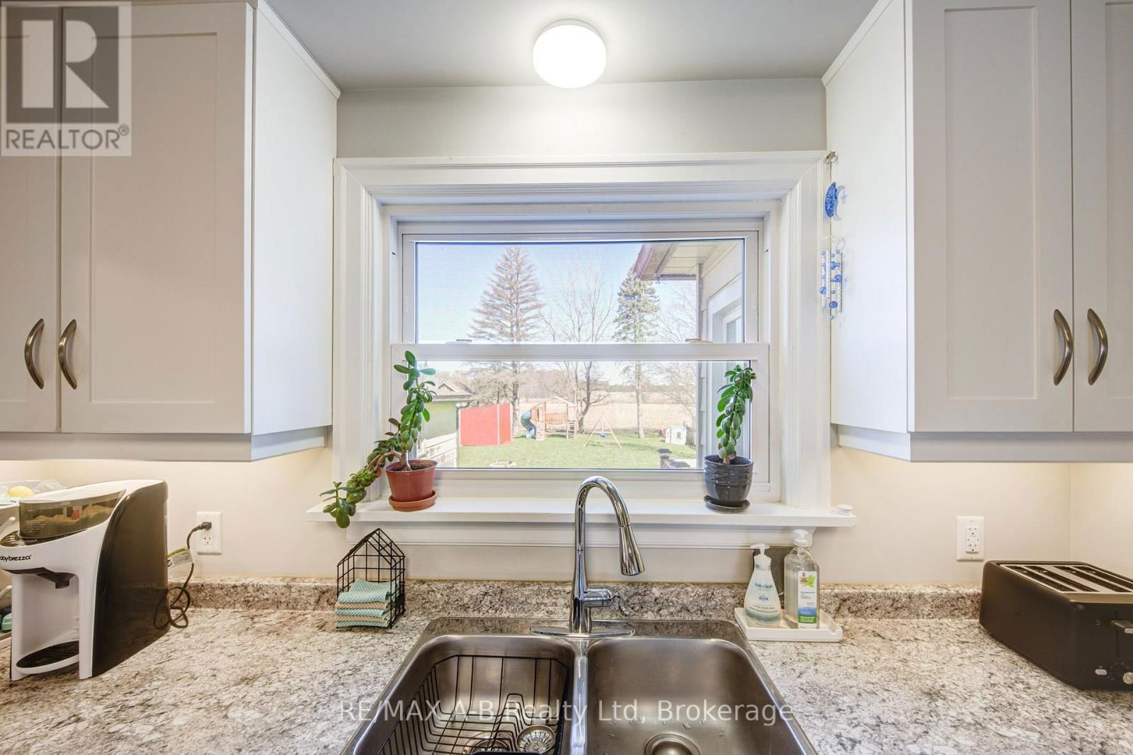 108 LOVEYS STREET EAST Image 19