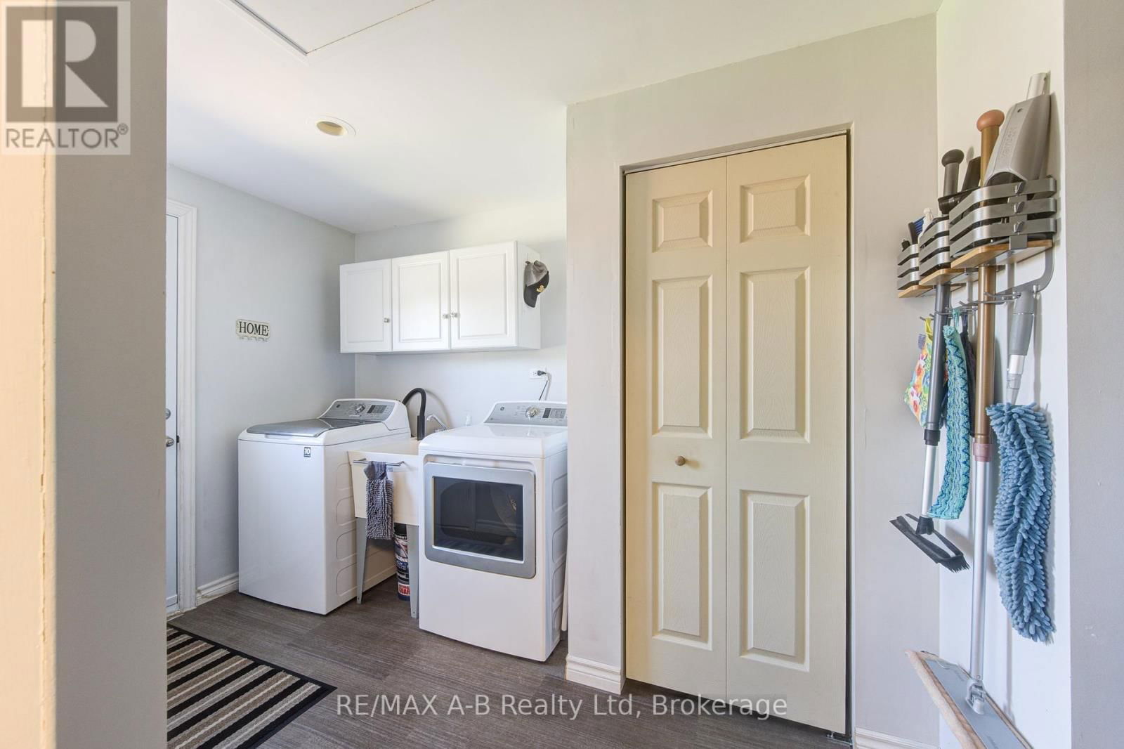 108 LOVEYS STREET EAST Image 20