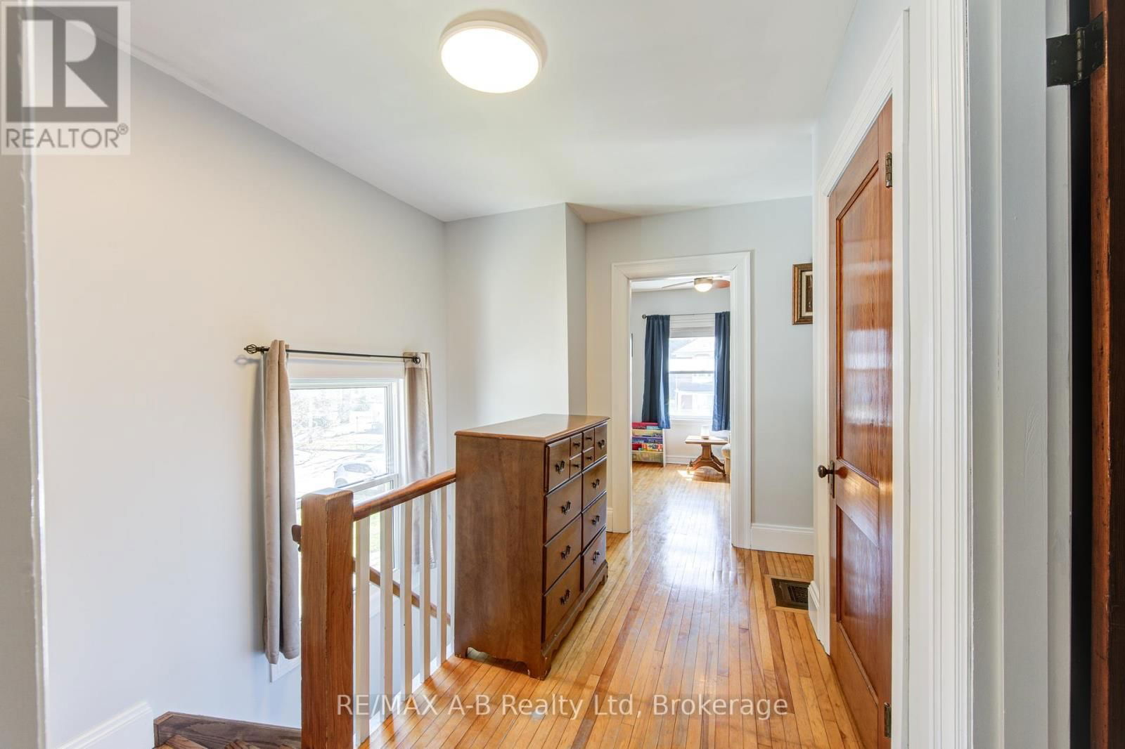 108 LOVEYS STREET EAST Image 22